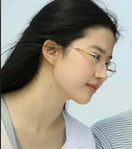 易烊千玺和郭富城女儿互动,刘亦菲清新造型,秦岚携手迪丽热巴