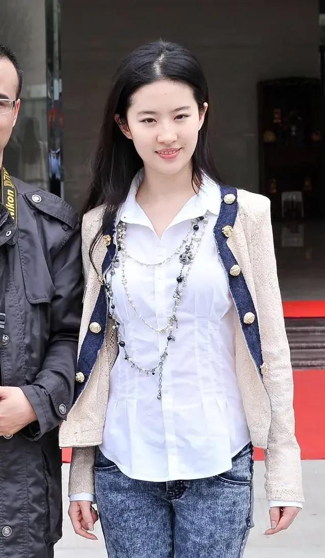 易烊千玺和郭富城女儿互动,刘亦菲清新造型,秦岚携手迪丽热巴