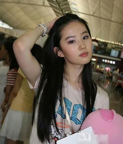 易烊千玺和郭富城女儿互动,刘亦菲清新造型,秦岚携手迪丽热巴