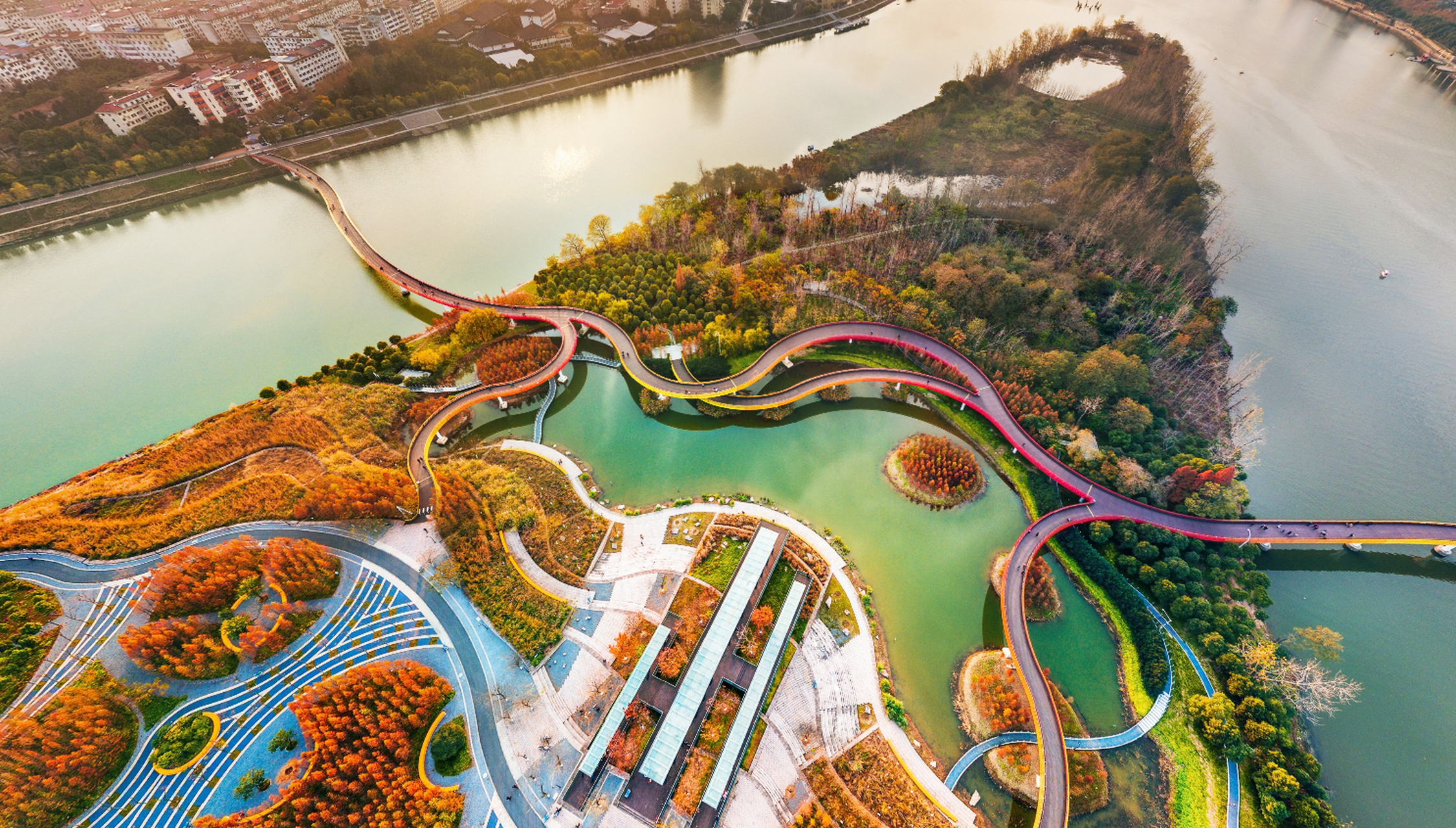 燕尾洲公园是由著名景观设计大师俞孔坚领衔的土人景观设计建设,以