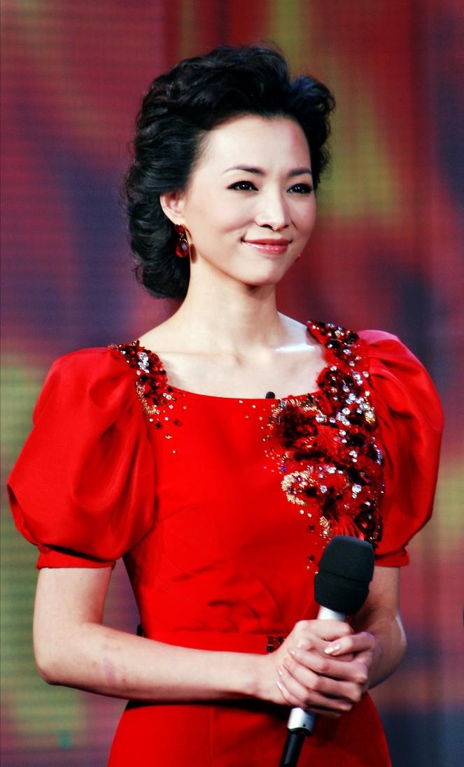 55岁周涛:从央视主持到董事长,名利双收,董卿差的不是一点点