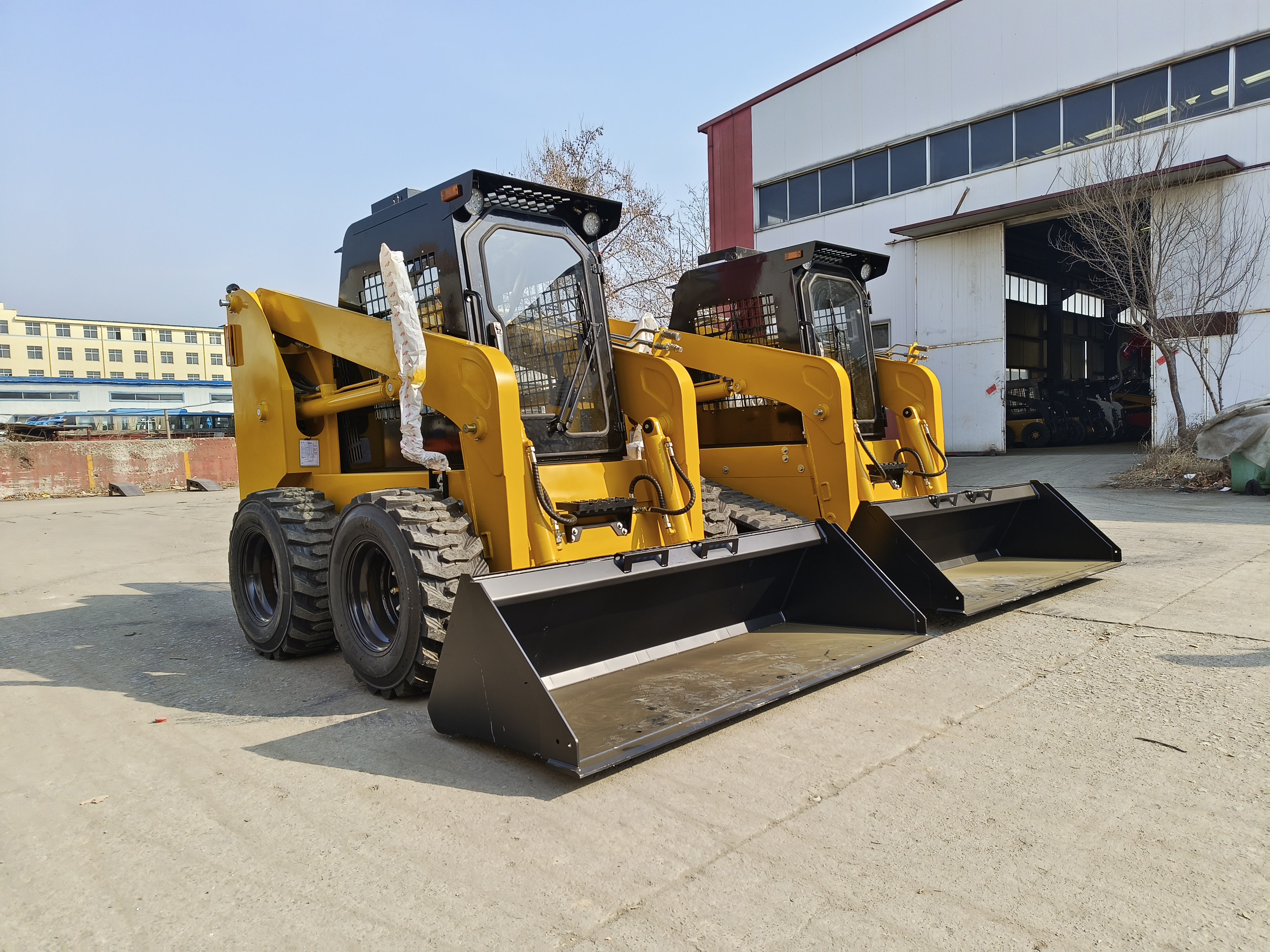 小型滑移装载机:小巧灵活,一机多用,操作简便