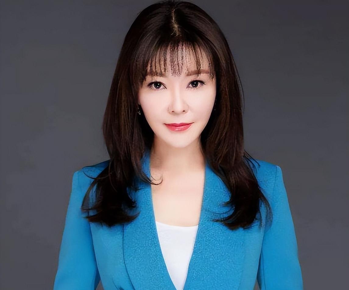 央视主播王小骞:巅峰时从央视离职,41岁高龄产女,因炫富引争议