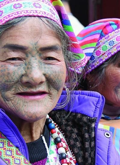 我国这个少数民族,少女长到十二三岁就要"纹脸",原因令人心酸