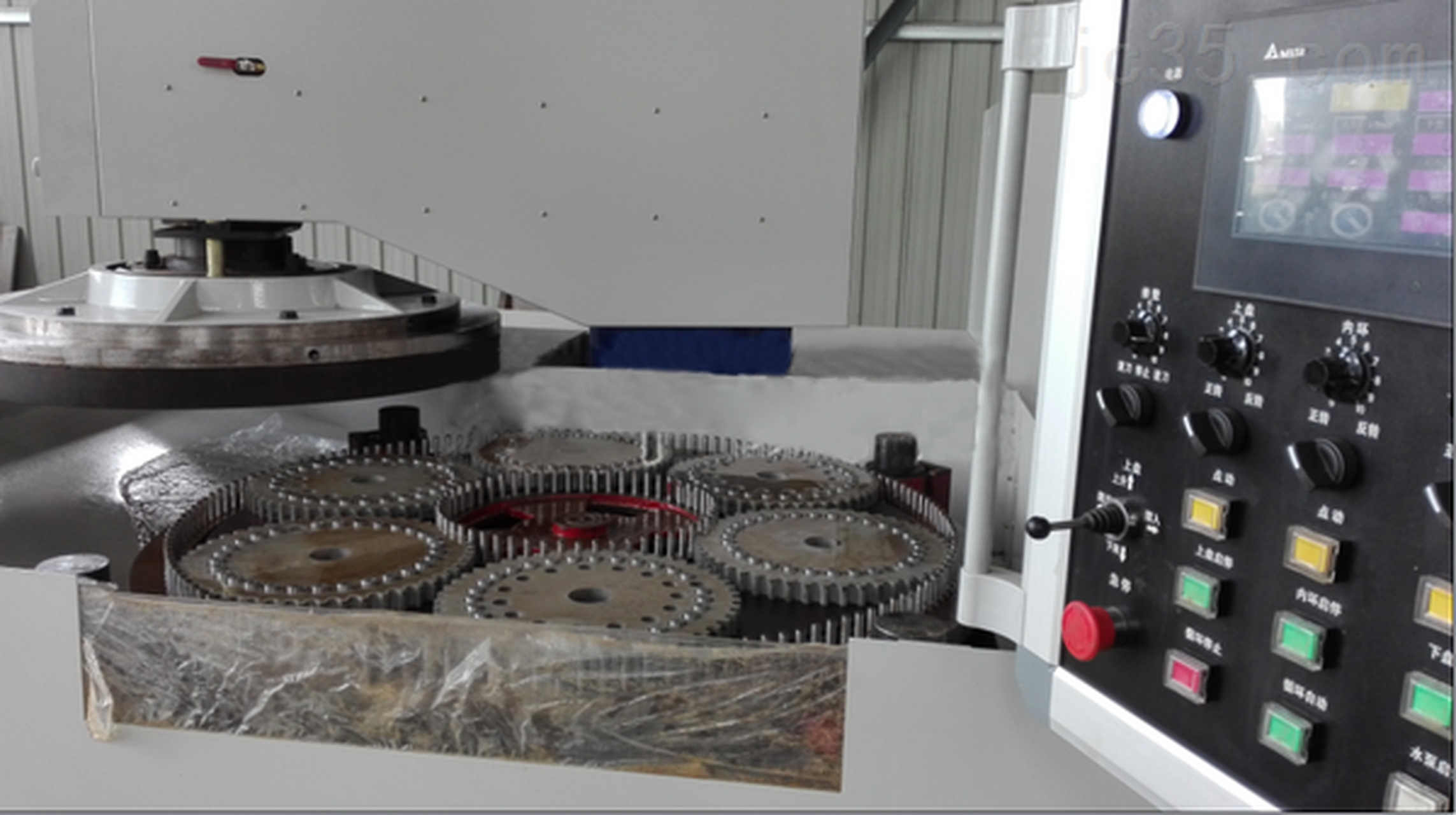 多功能双面研磨机床在这里呢 多功能双面研磨机床是一种工业设备,用于