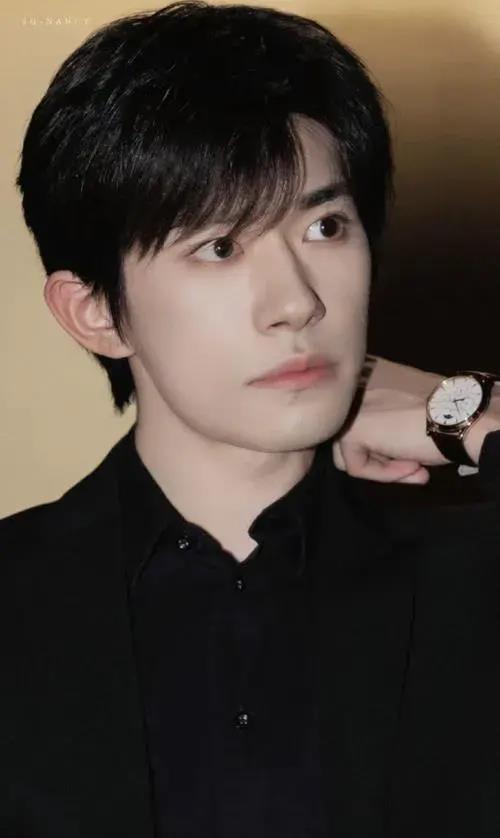 易烊千玺和郭富城女儿互动,刘亦菲清新造型,秦岚携手迪丽热巴