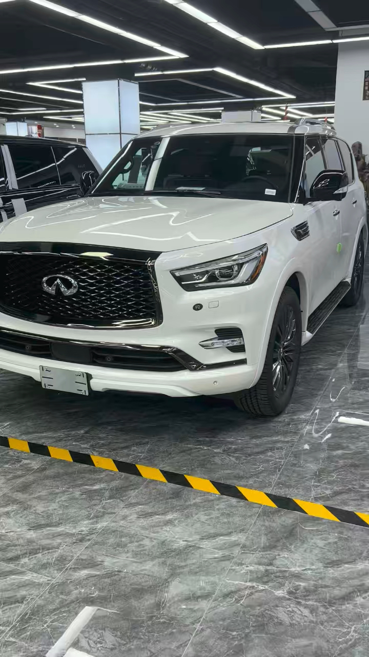 英菲尼迪白色qx80自然吸气现货加版的国六型