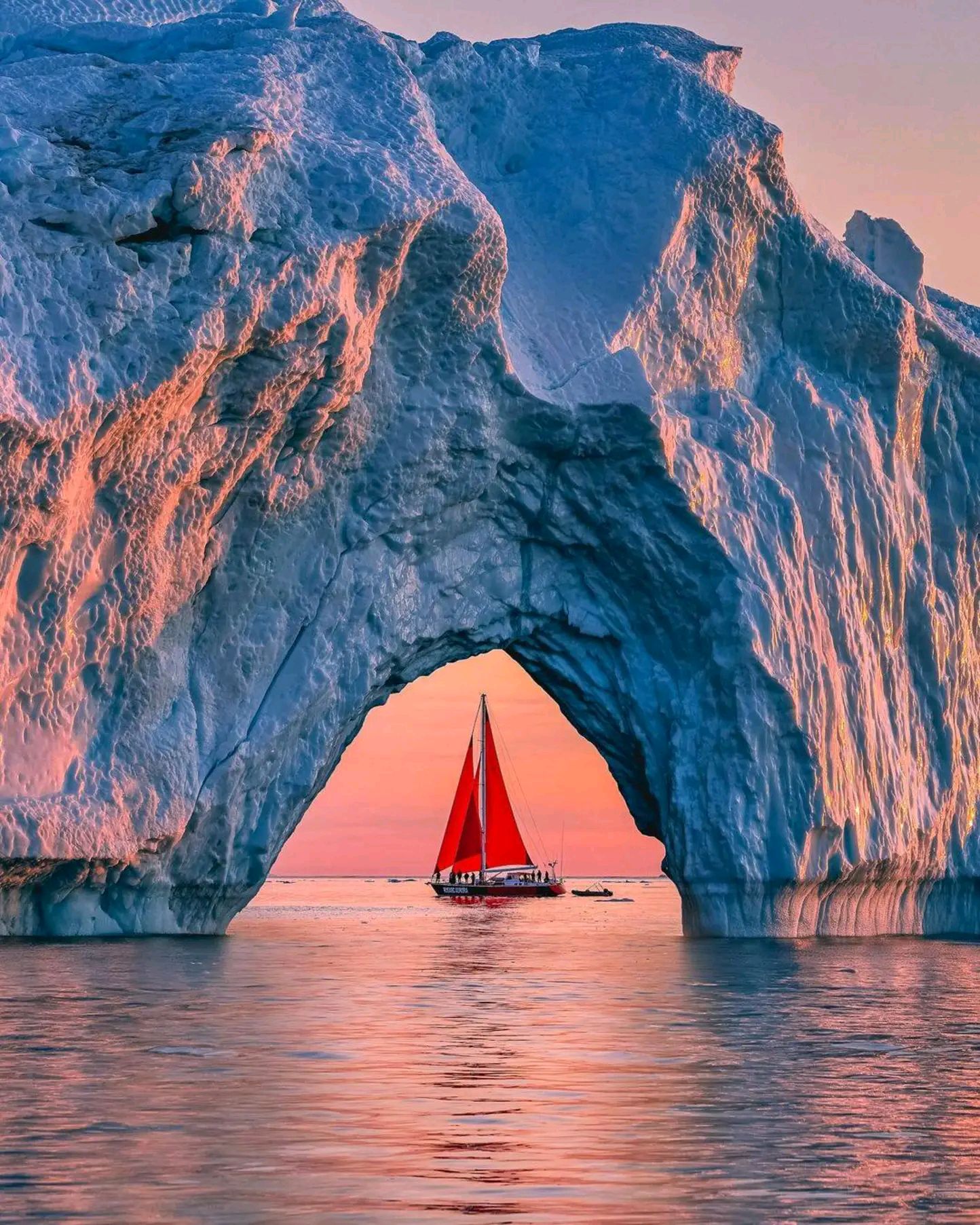 红帆船与夕阳的浪漫交响——格陵兰岛伊卢利萨特冰峡湾  在世界的尽头