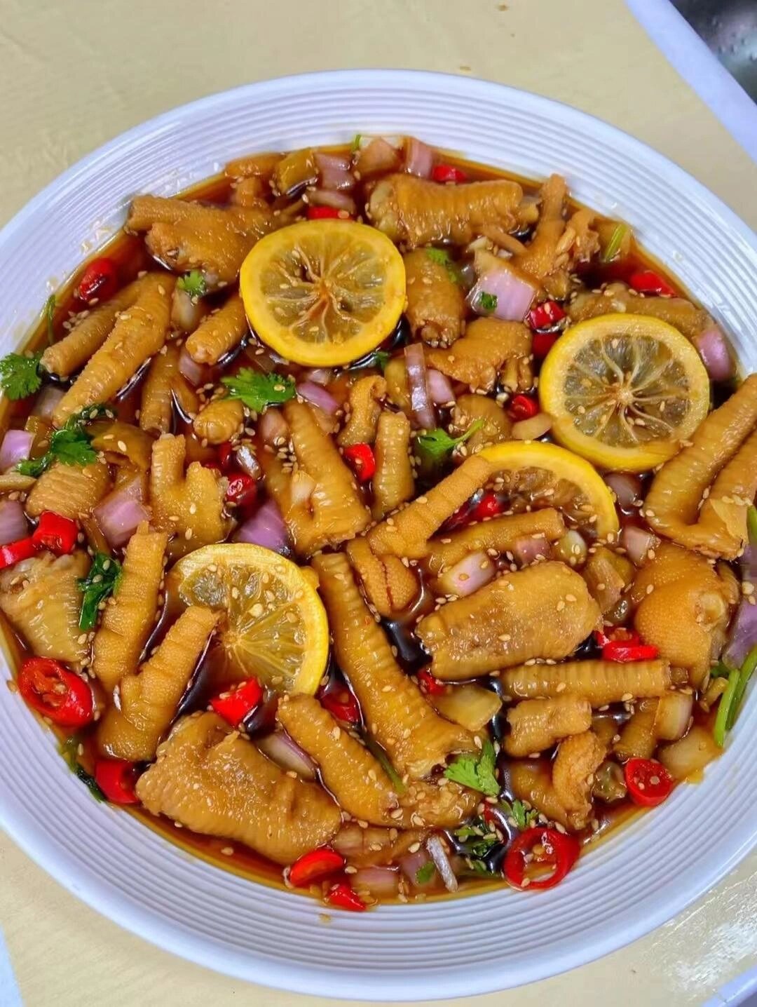 洋葱,香菜,葱姜蒜,生抽,香醋,白糖,盐,料酒 1,鸡爪泡去血水剪掉指甲切