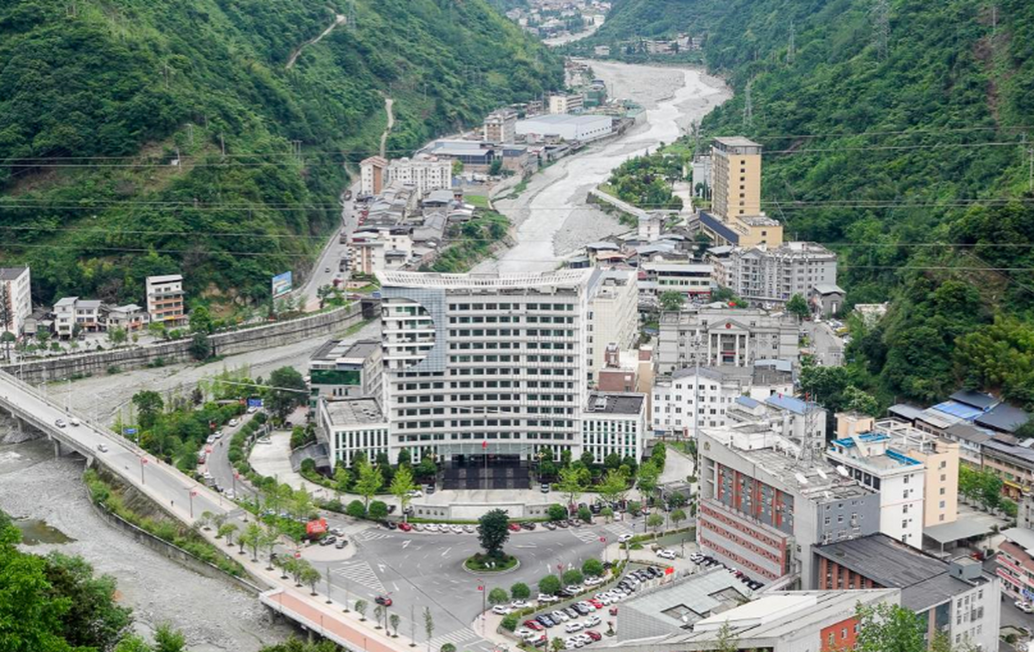 四川省雅安市宝兴县,因县城沿宝兴河而建且狭窄而闻名,被称为中国最窄