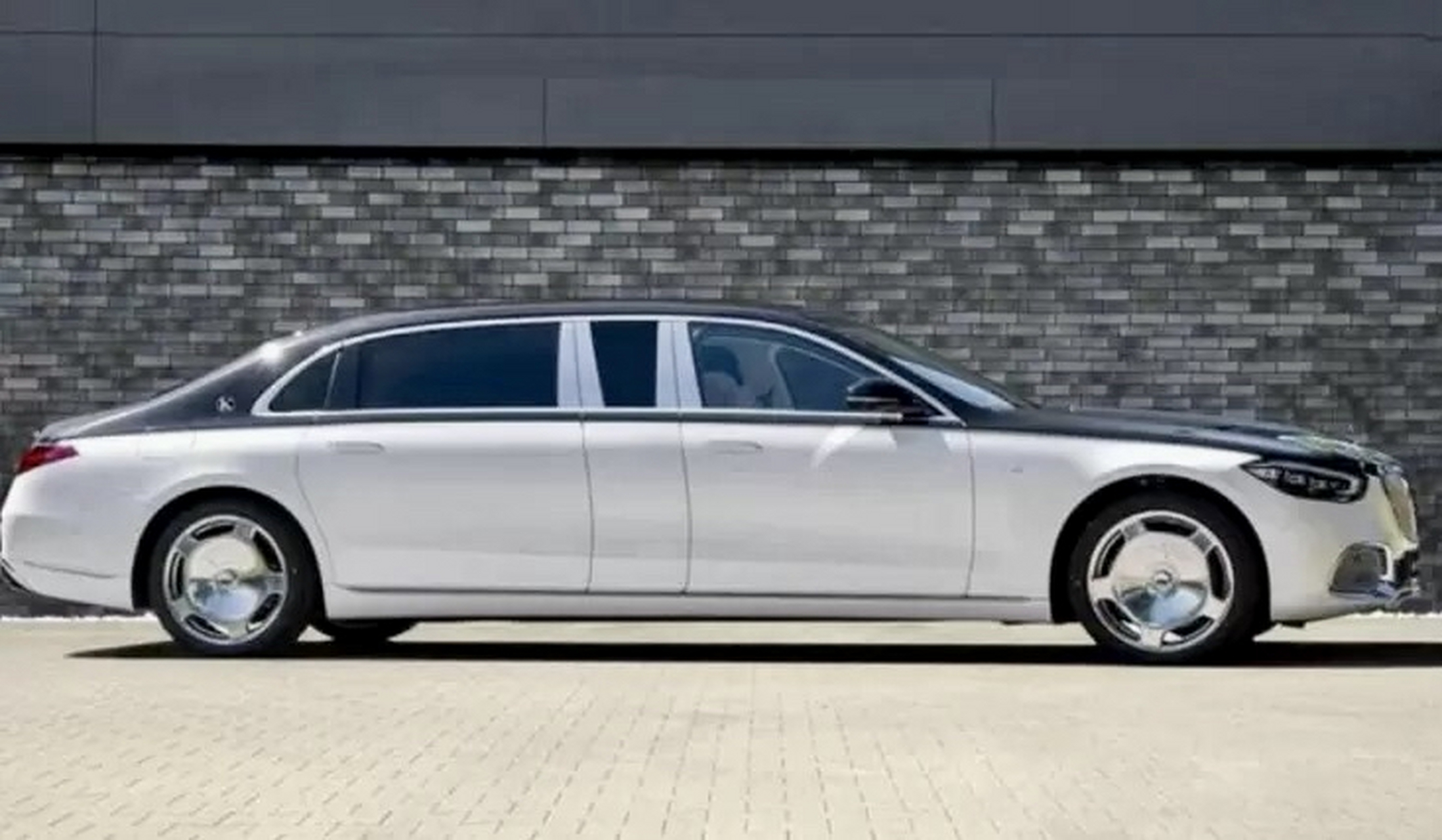 2024款奔驰迈巴赫轿车,加长款车型,目测有多长?