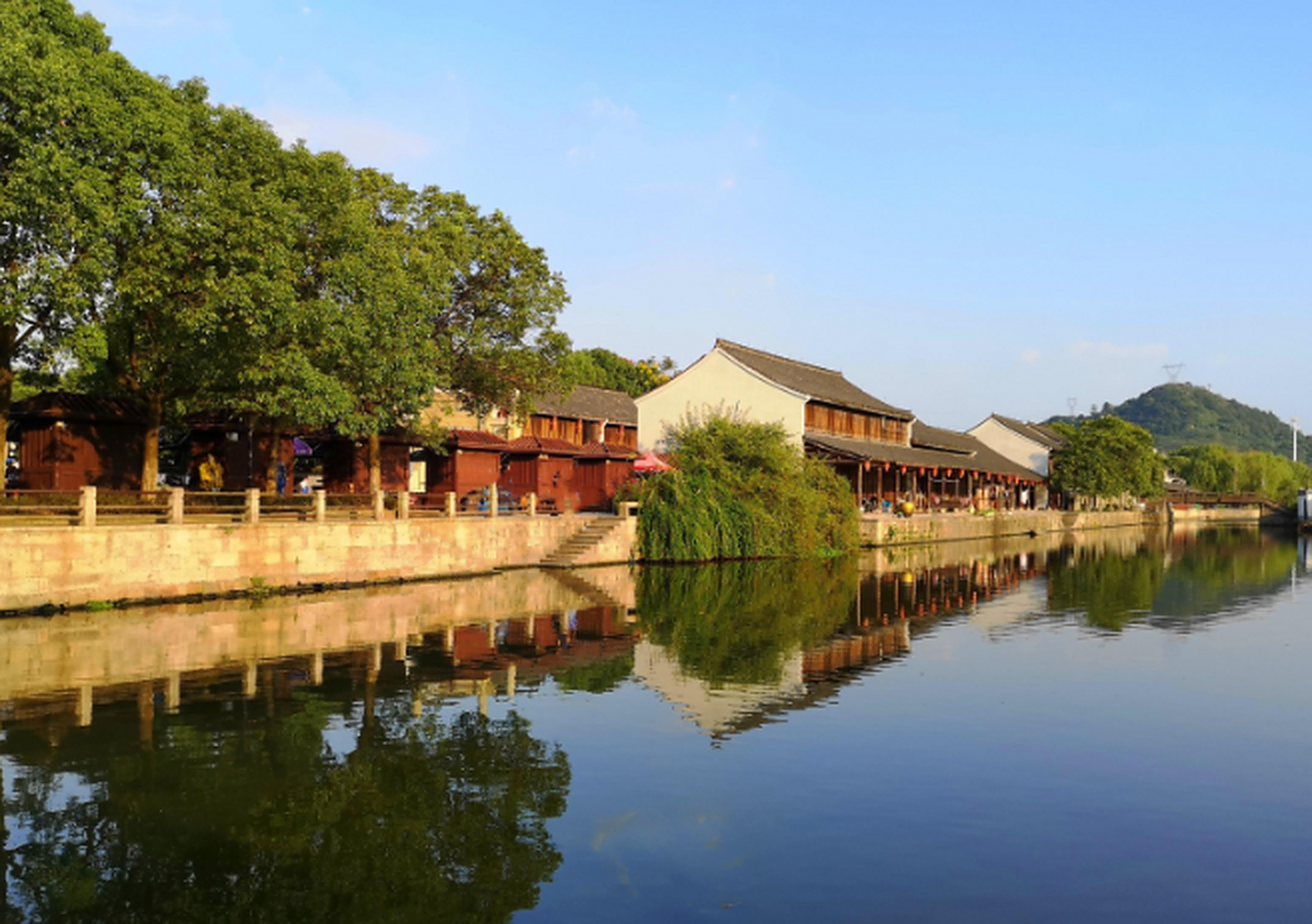 浙江安昌古镇位于绍兴市柯桥区,保留了原始风貌和人文气息,是典型的