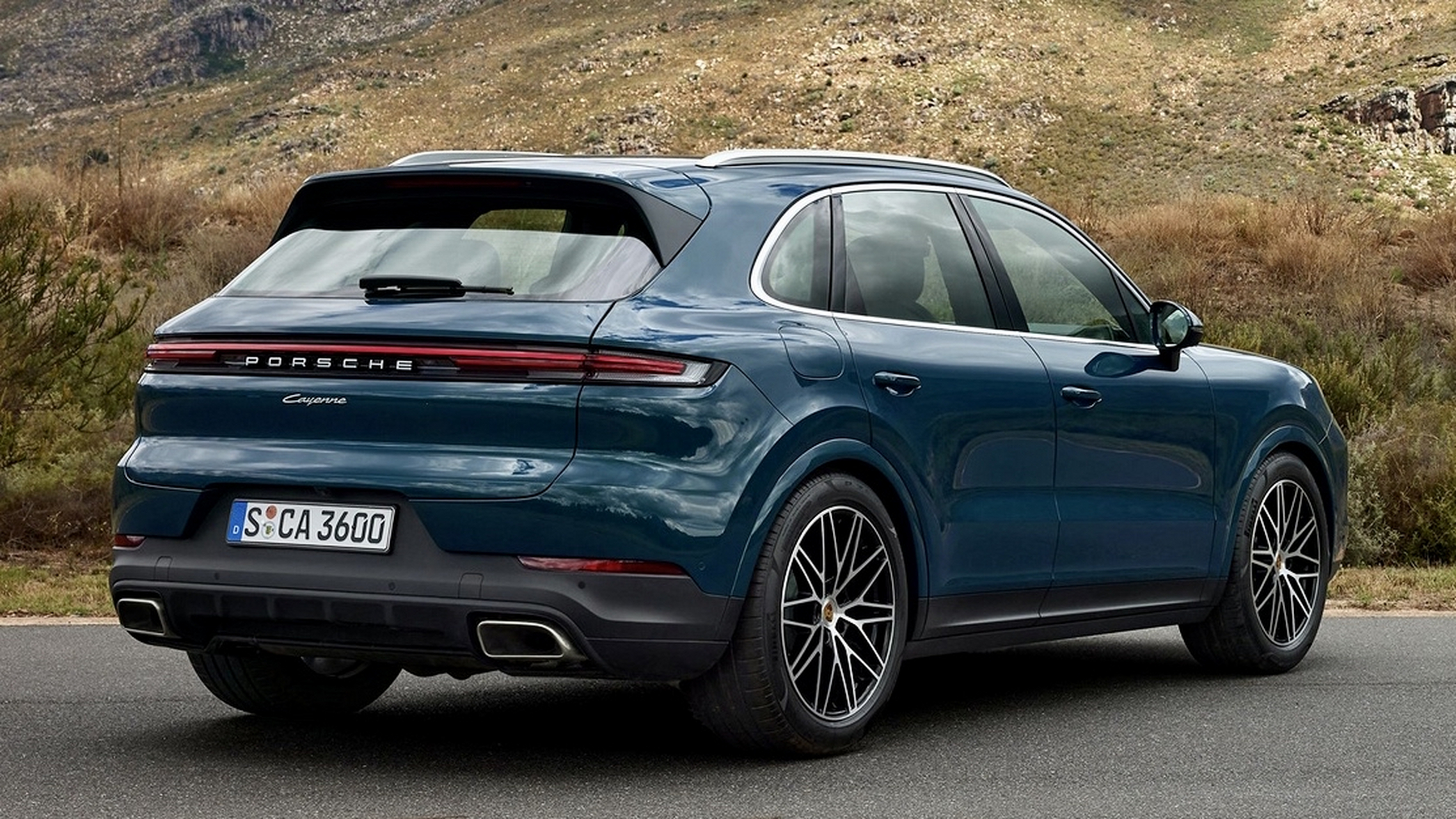 保时捷卡宴2024新一代改款海外欧洲版实拍图,新款的前脸和尾部布局都