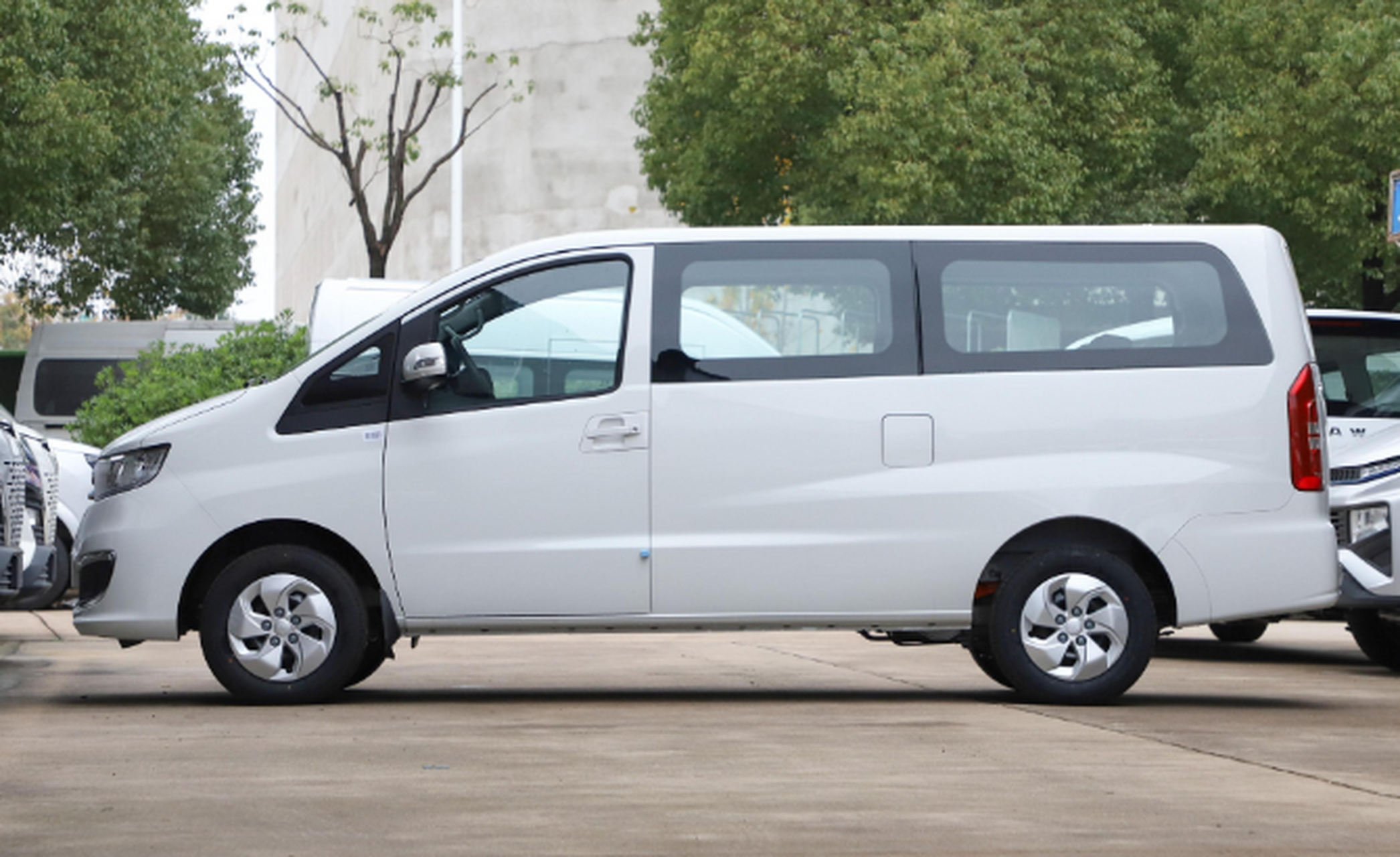 江淮瑞风m3 plus hev仅需10.98万元起.