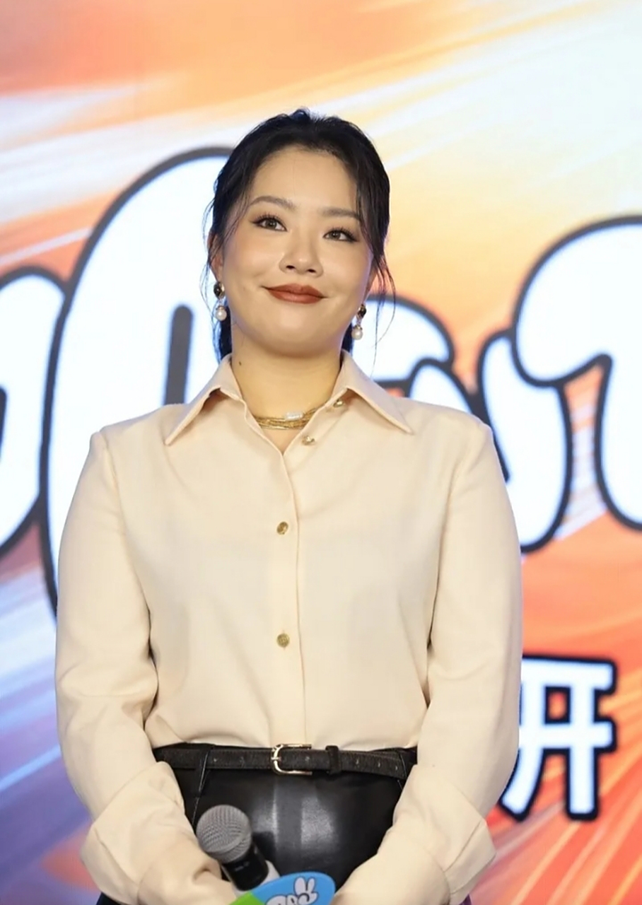 在繁花中演梅萍的王菊 现实中,原来这么美 有一次参加活动 米色衬衫配