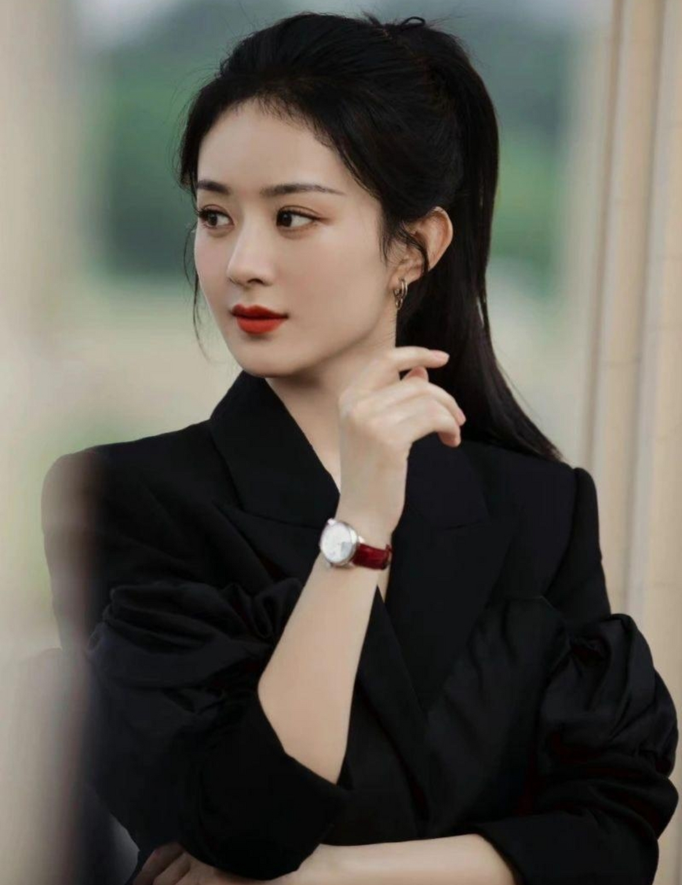 赵丽颖穿黑色好酷,优雅精致,自信大方,满满的高级感!