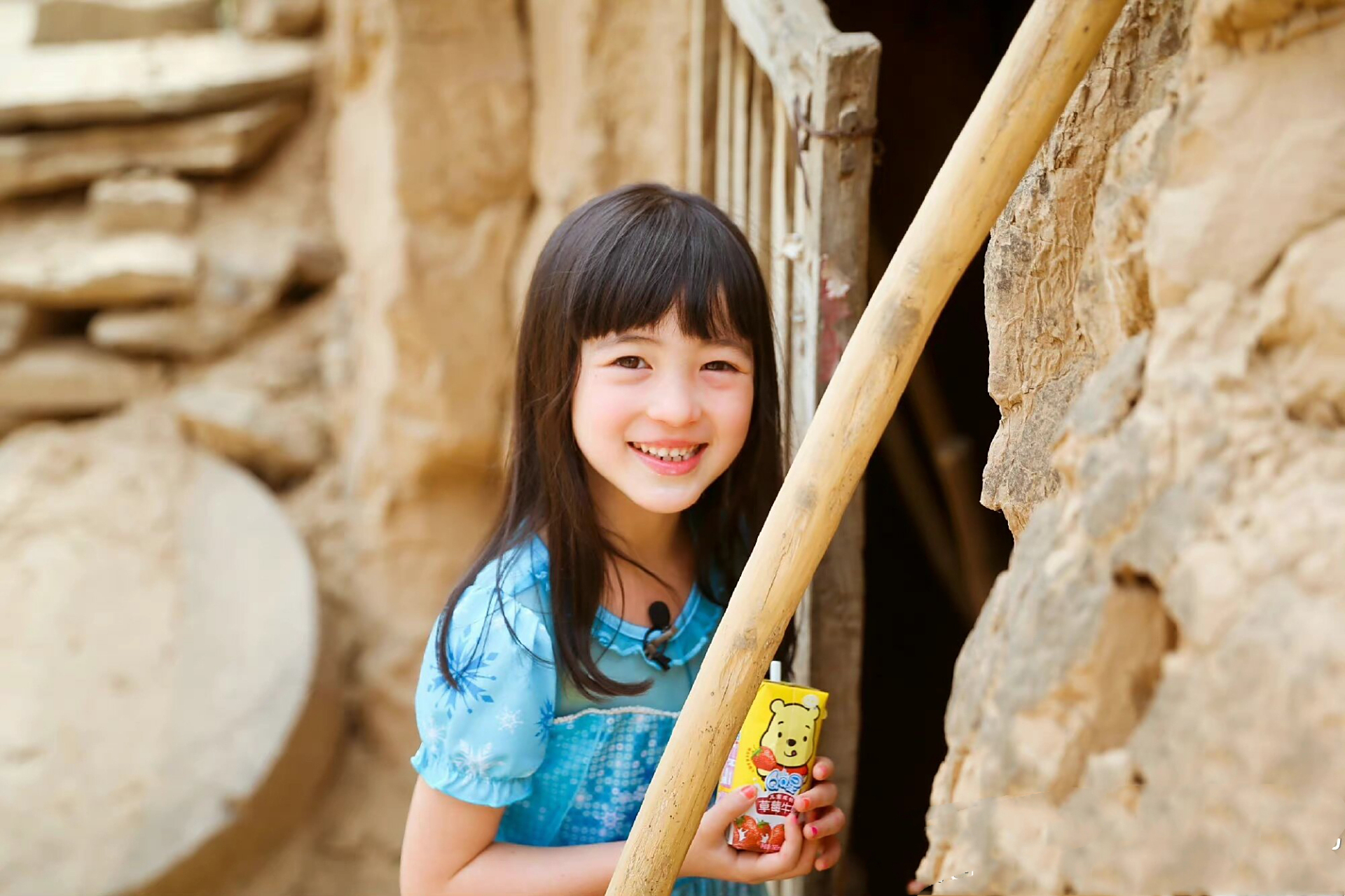 那个夏天我们认识了她夏天poppy 长得好看性格又好,还会说中英法三国