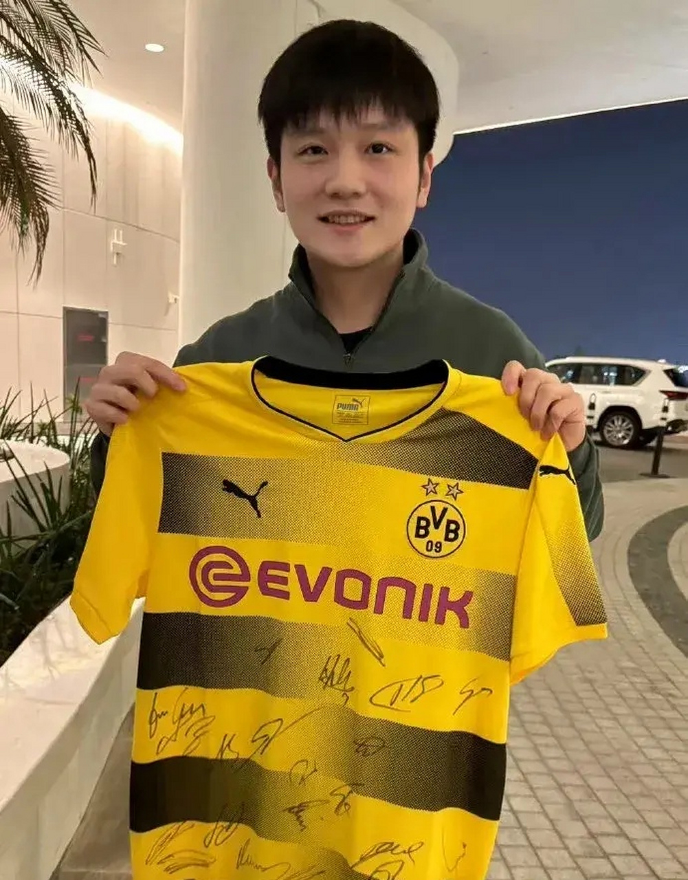 樊振东获赠拜仁多特球衣 波尔送樊振东礼物,樊振东请吃饭