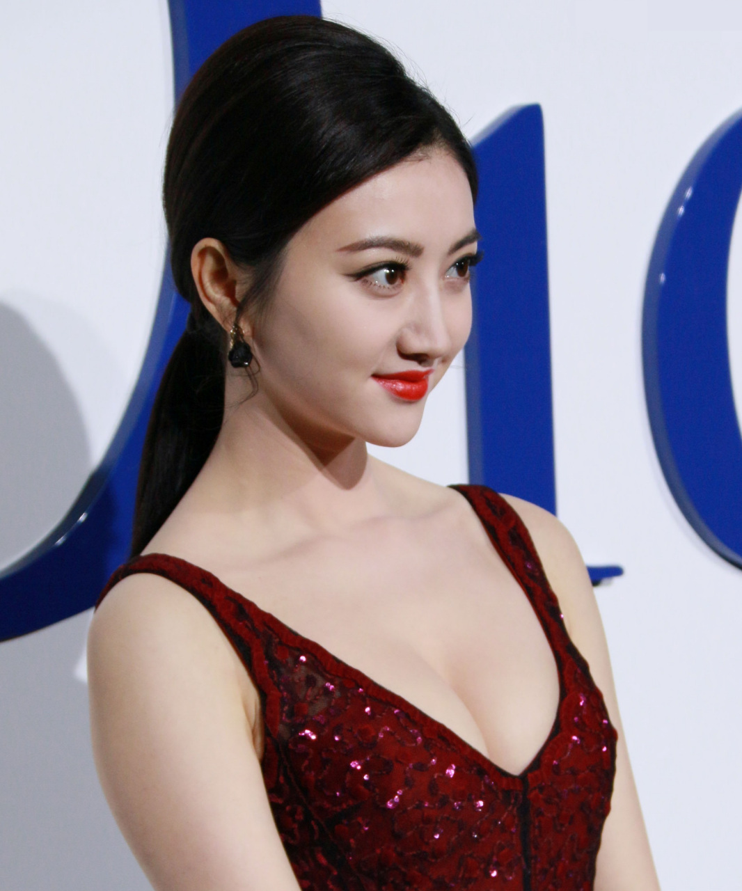 景甜身穿酒红亮片吊带裙出席活动,31岁的她身材非常傲人.