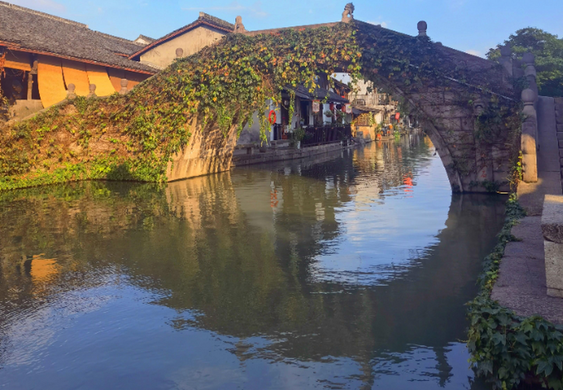 浙江安昌古镇位于绍兴市柯桥区,保留了原始风貌和人文气息,是典型的