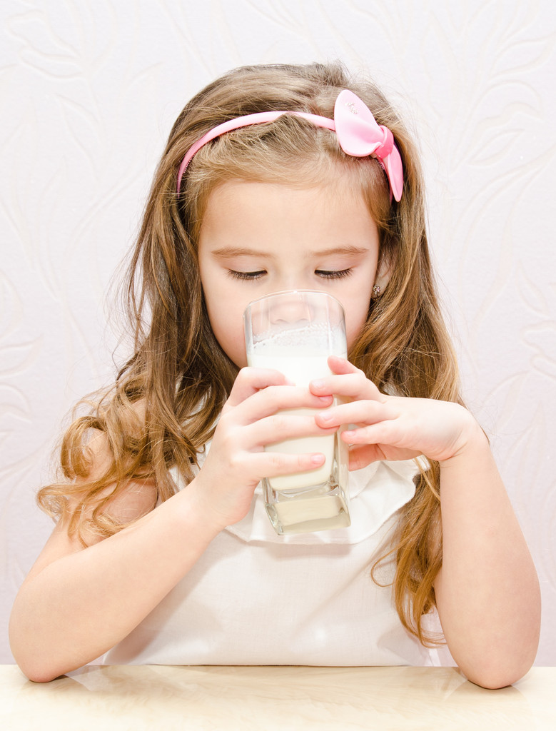 喝牛奶对孩子那么多好处,怎样让孩子坚持喝牛奶?