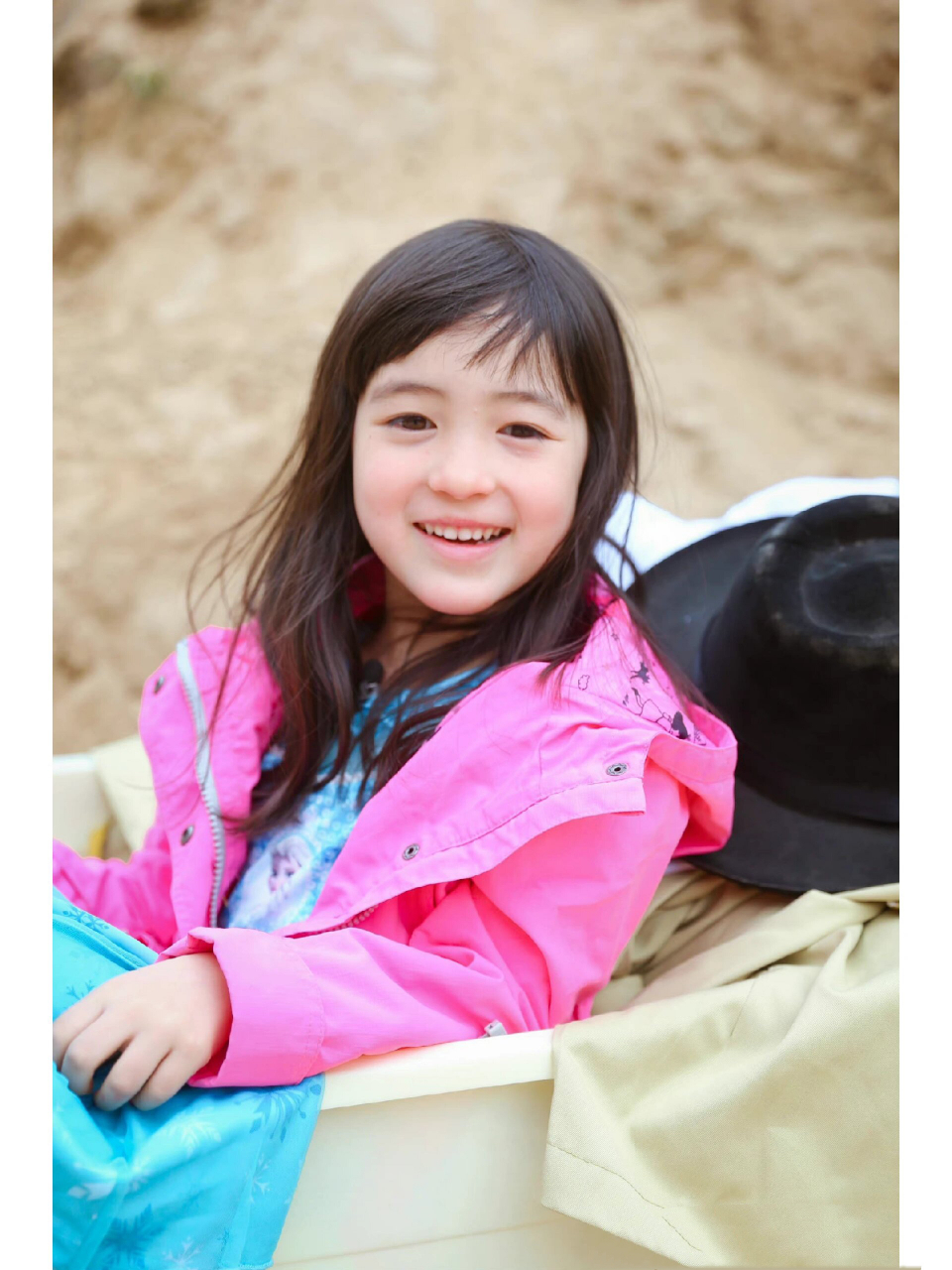 那个夏天我们认识了她夏天poppy 长得好看性格又好,还会说中英法三国