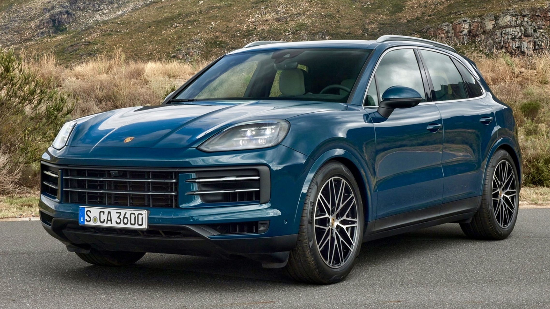 保时捷卡宴2024新一代改款海外欧洲版实拍图,新款的前脸和尾部布局都