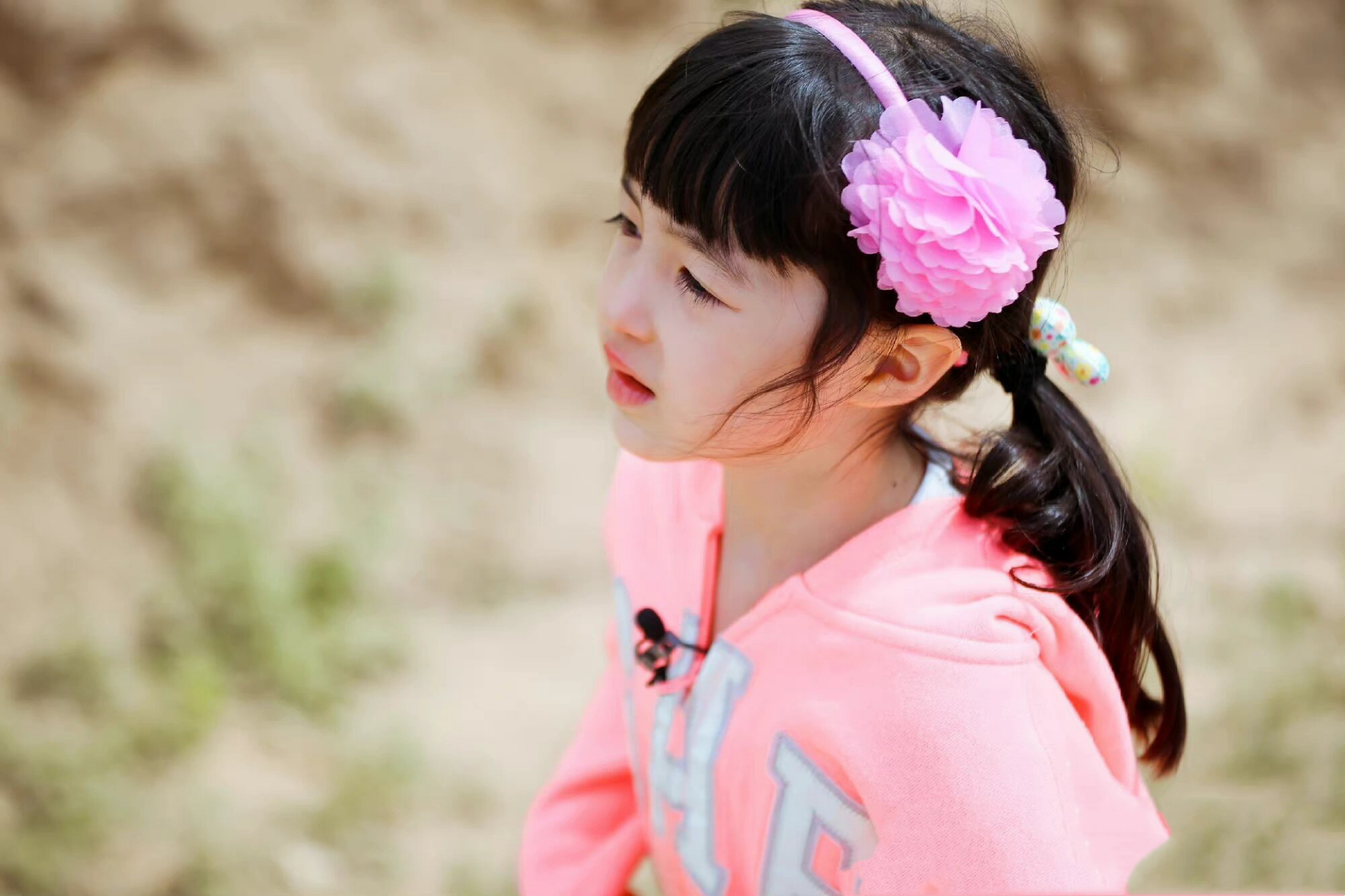 那个夏天我们认识了她夏天poppy 长得好看性格又好,还会说中英法三国