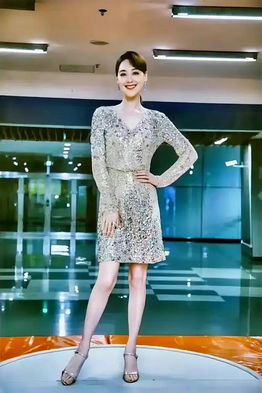 40岁未婚主持人王冠,身材高挑舞技超群,引发网友热议