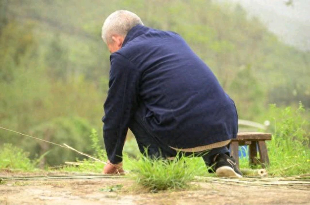 78岁父亲在老家累病了,叫他少种一点,他就跟我急,我该怎么办?