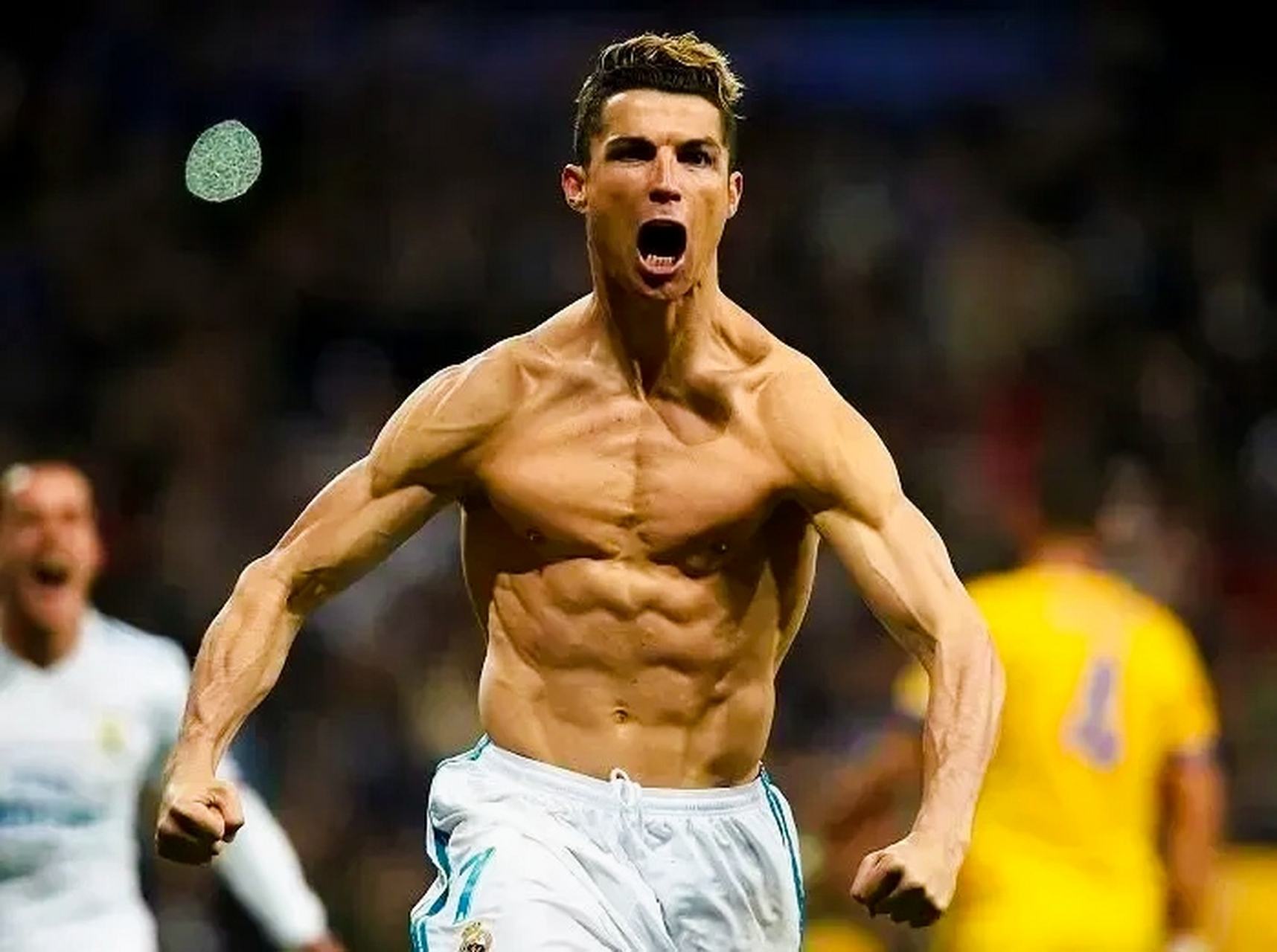 c罗是世界足坛上最伟大的足球运动员之一,他身高182公分,体重158斤