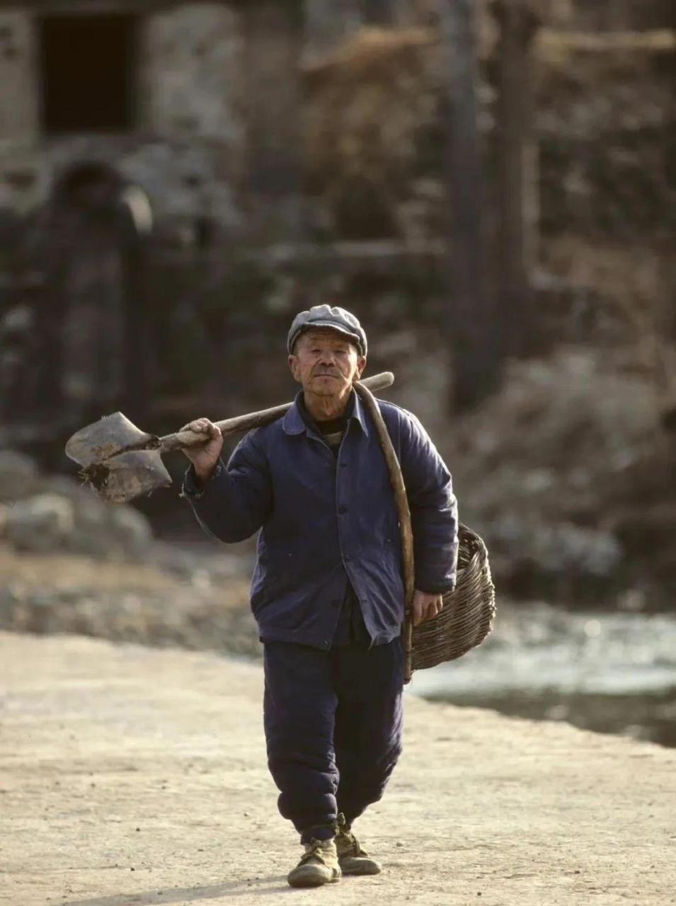 一张揭秘80年代农村老人的罕见照片,他们的生活艰辛与坚韧让人泪目