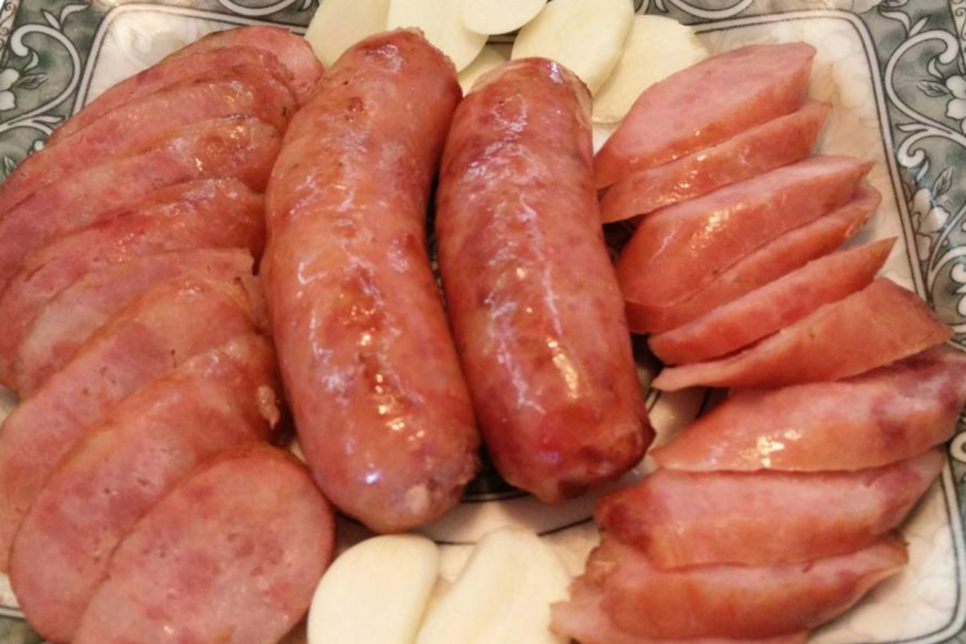 纯猪肉火腿肠口感鲜美,做法简单易学.