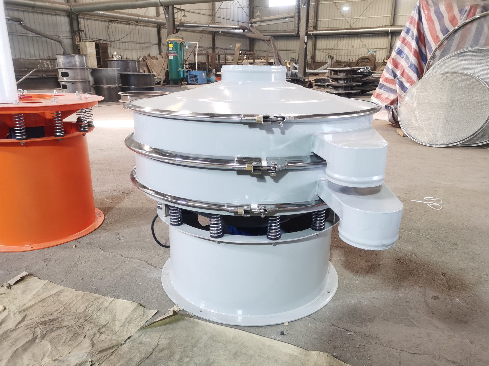 选择优质的振动筛厂家要考虑产品质量,技术能力与创新性,业内口碑