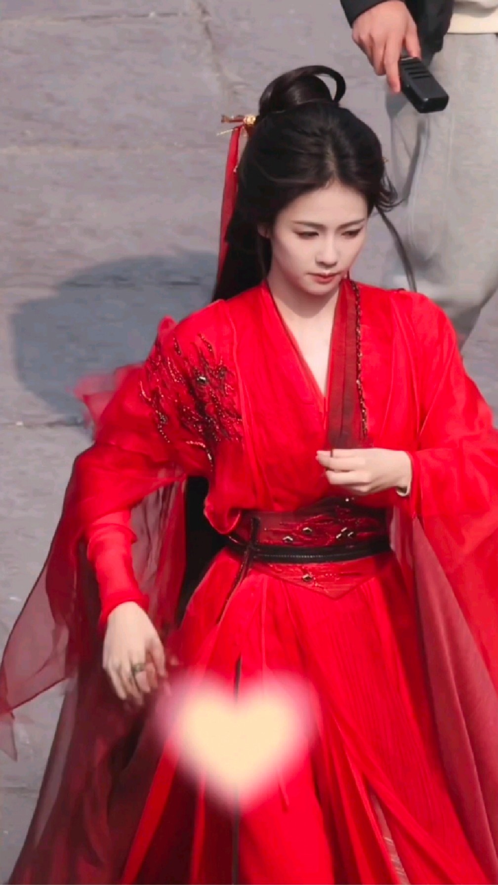 白鹿又穿红衣,有点温婉又有点侠气,记得初见红衣白鹿还是招摇时