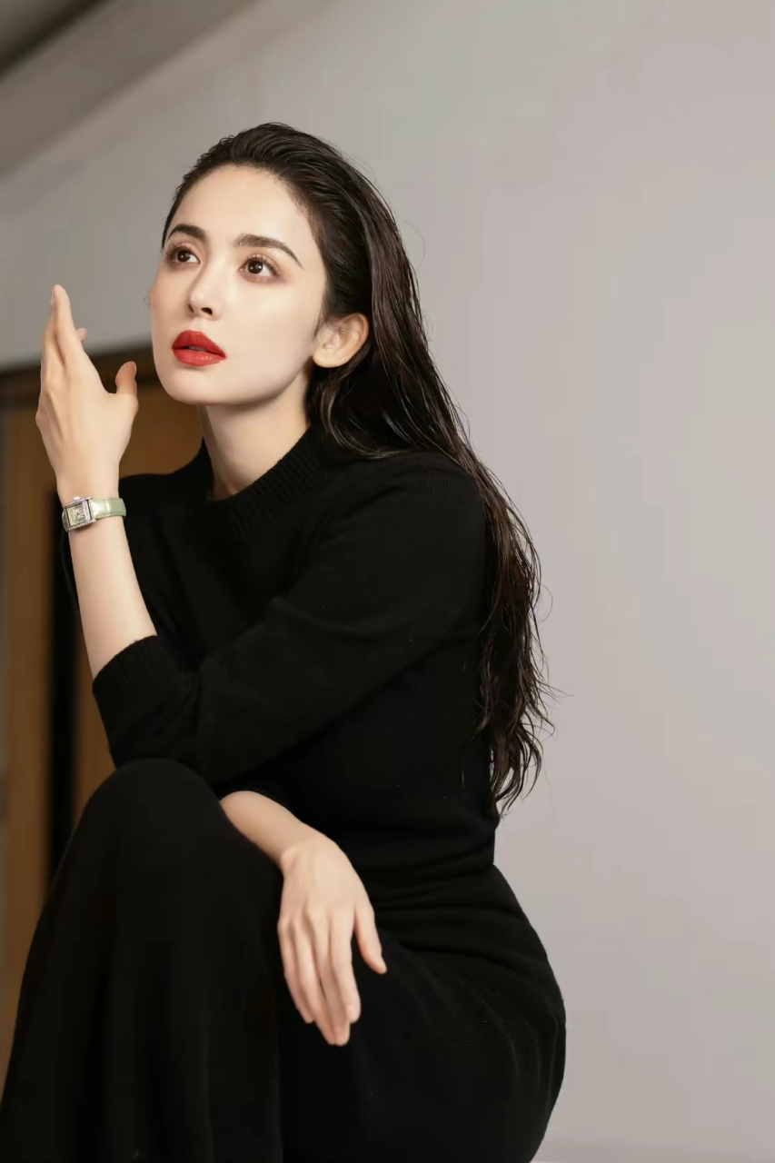 湿发红唇演绎中性高级感,这样一个不一样的娜扎,好美  古力娜扎最新美