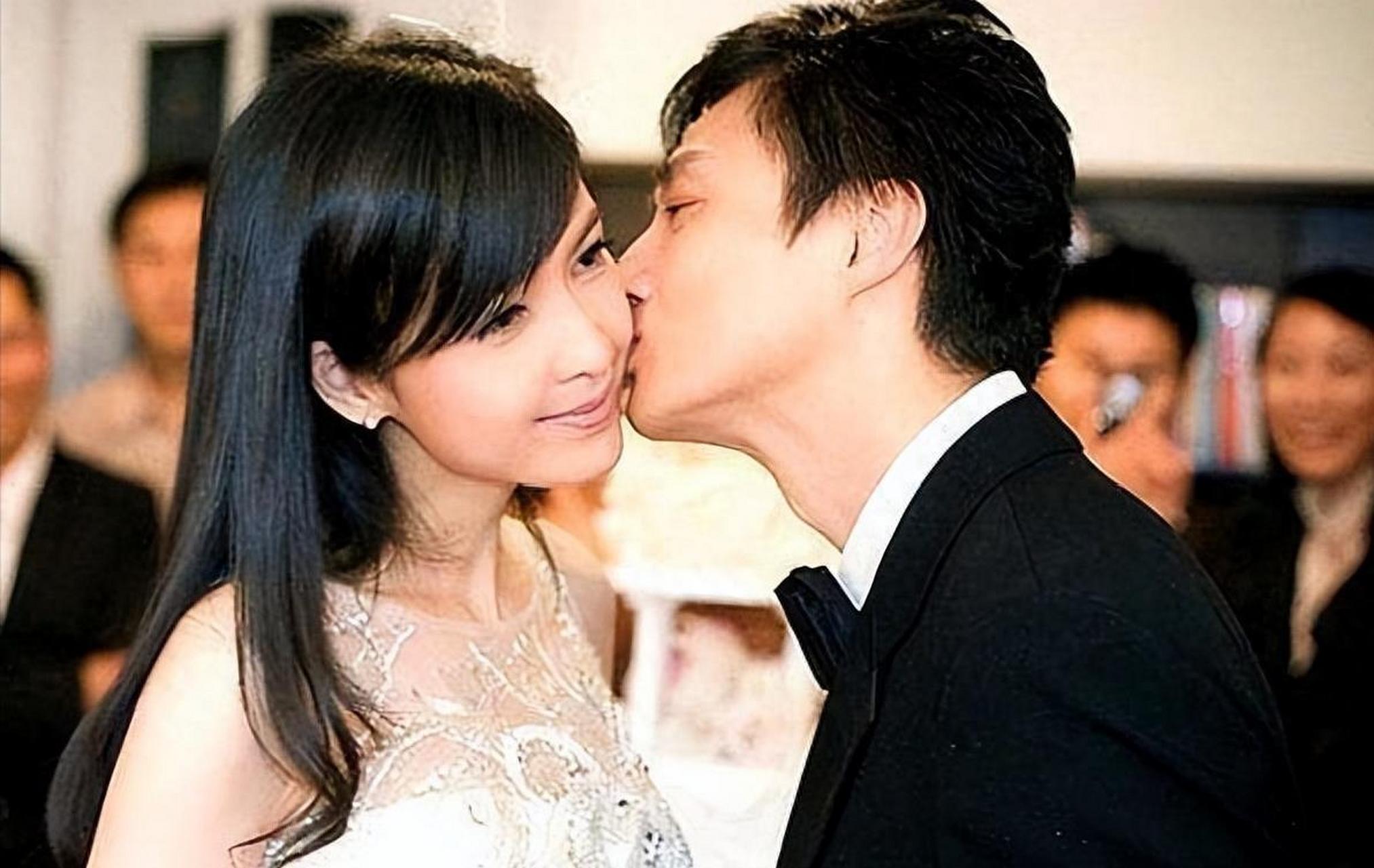 周慧敏在音乐道路上历经坎坷,与陈德彰因音乐结缘却因事业压力分手.