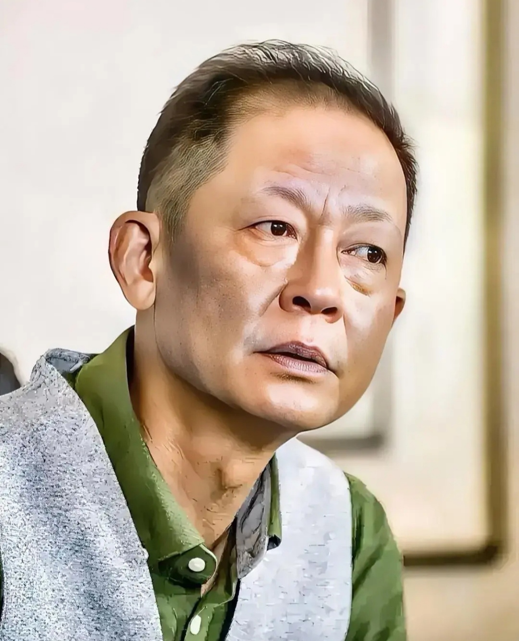 王志文说:"到了一定年龄,没有稳定的收入,没有存款,亲人遇到事情你拿