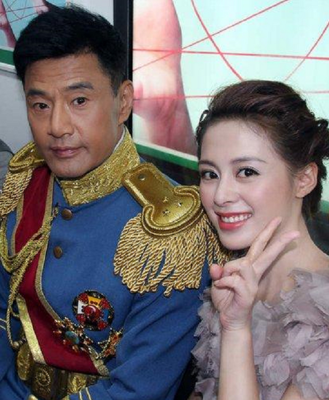 于荣光在娱乐圈中取得辉煌成就,但他的婚姻生活却充满波折.