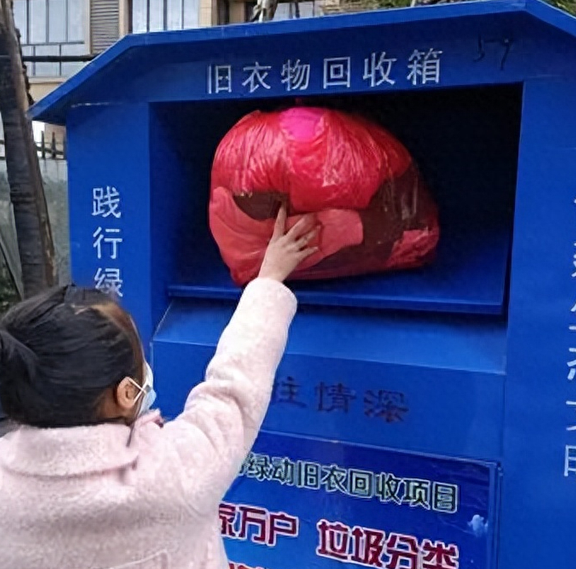 中国人捐赠的旧衣服,配送到非洲后成什么样了,你还会捐吗?