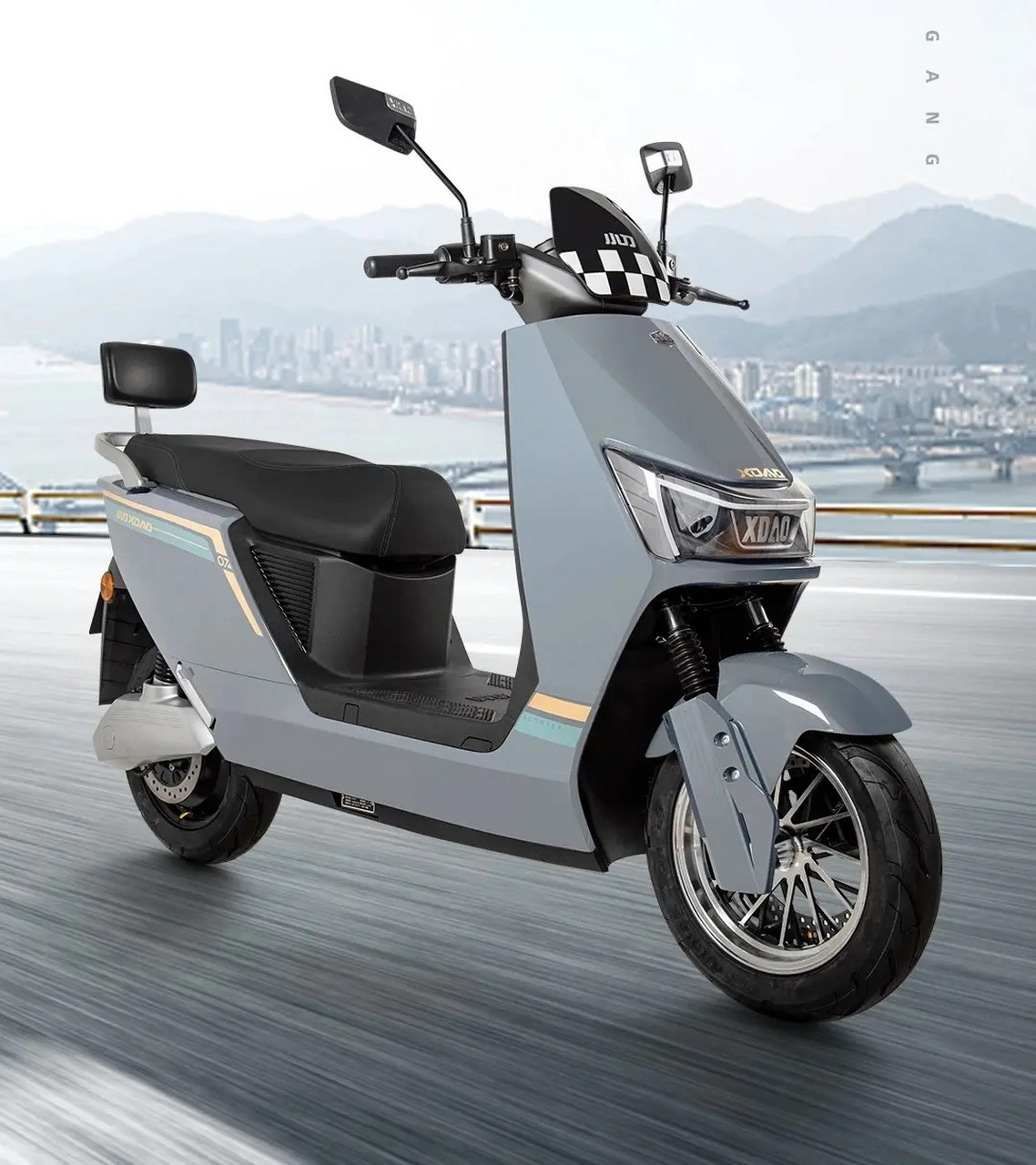 小刀金刚智荟极速版电动车搭载大容量石墨烯电池,最大续航达250km.