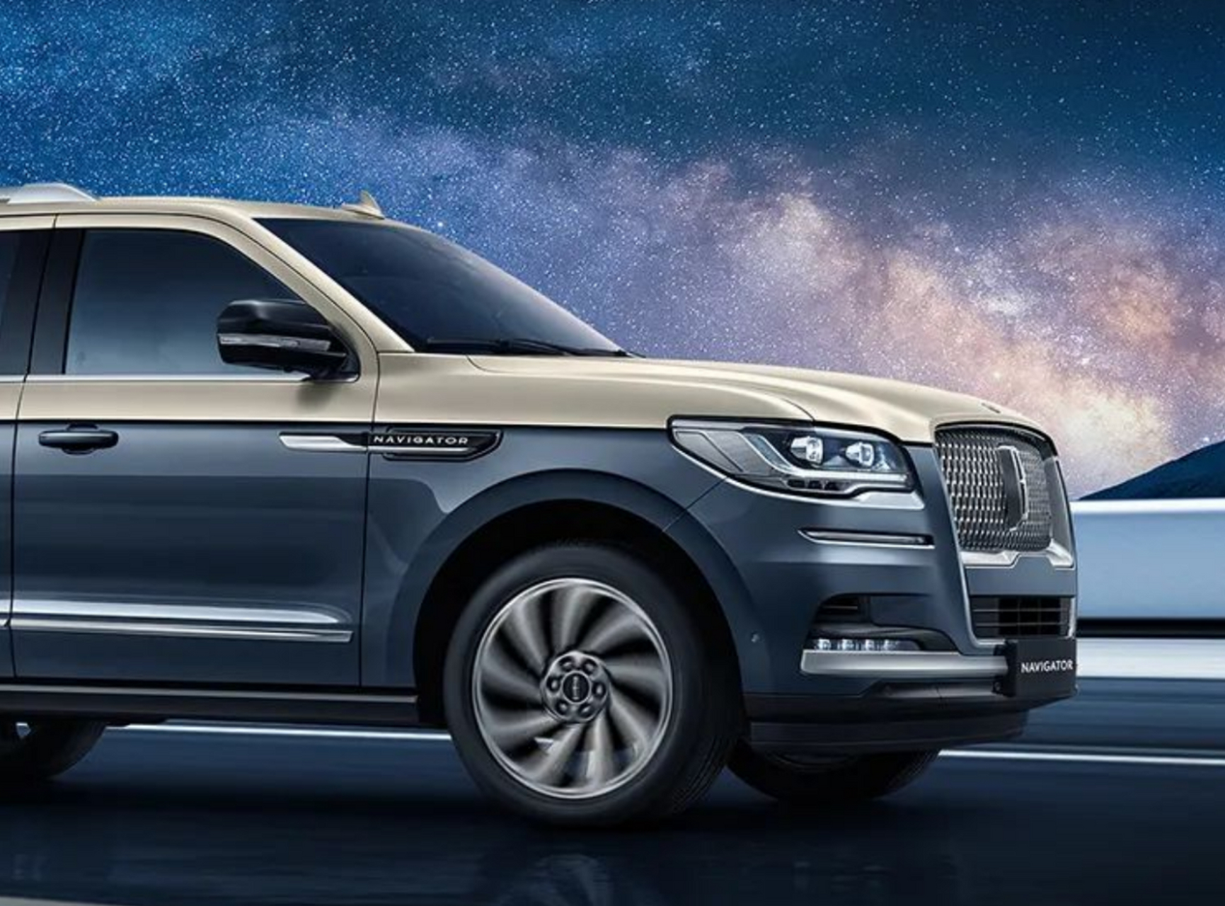 林肯领航员蓝银版是进口旗舰suv,官方指导价为100.80万元.