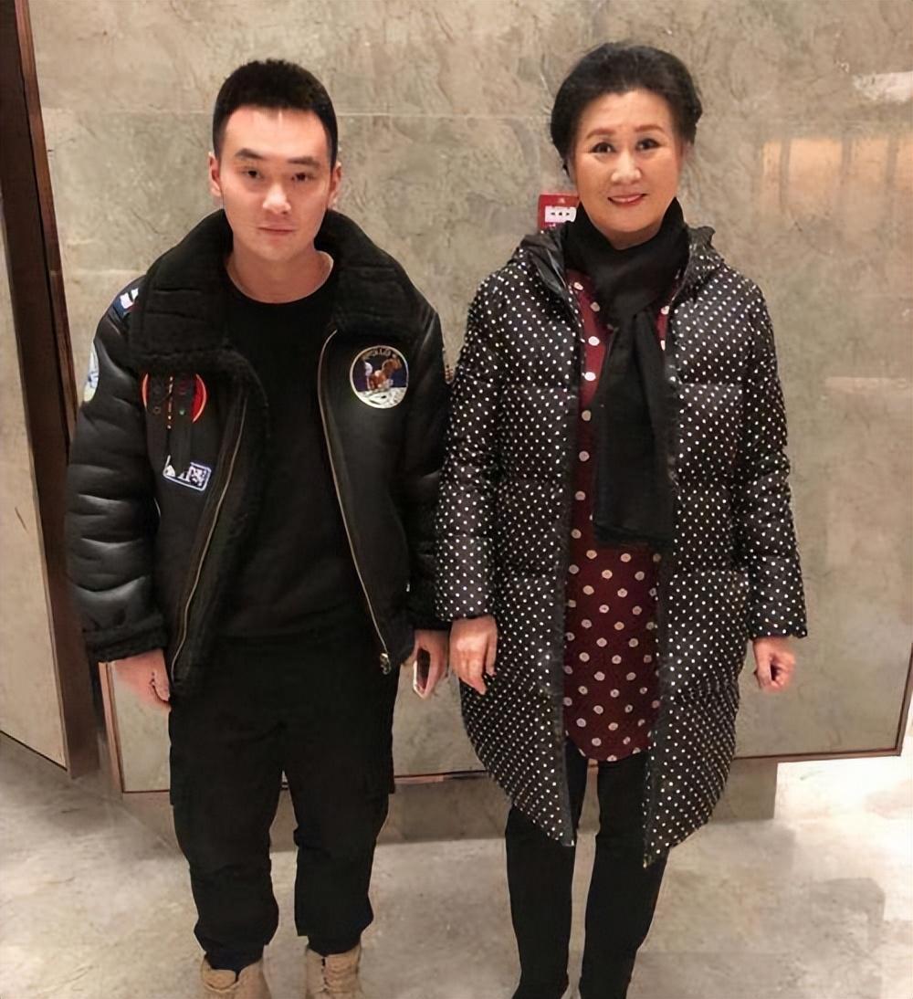 春晚常客黄晓娟:与初恋老公恩爱38年,儿子是她最大的骄傲