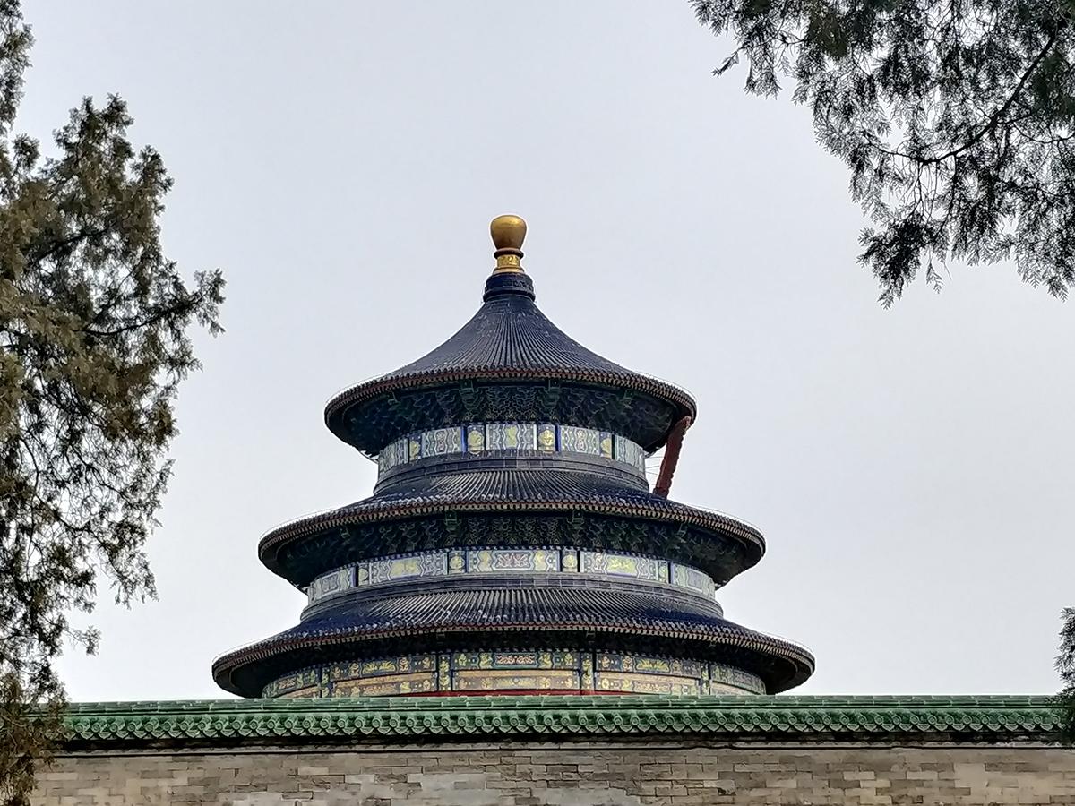 有你更酷带着iqoo12手机摄影记录天坛公园的游客和独特建筑