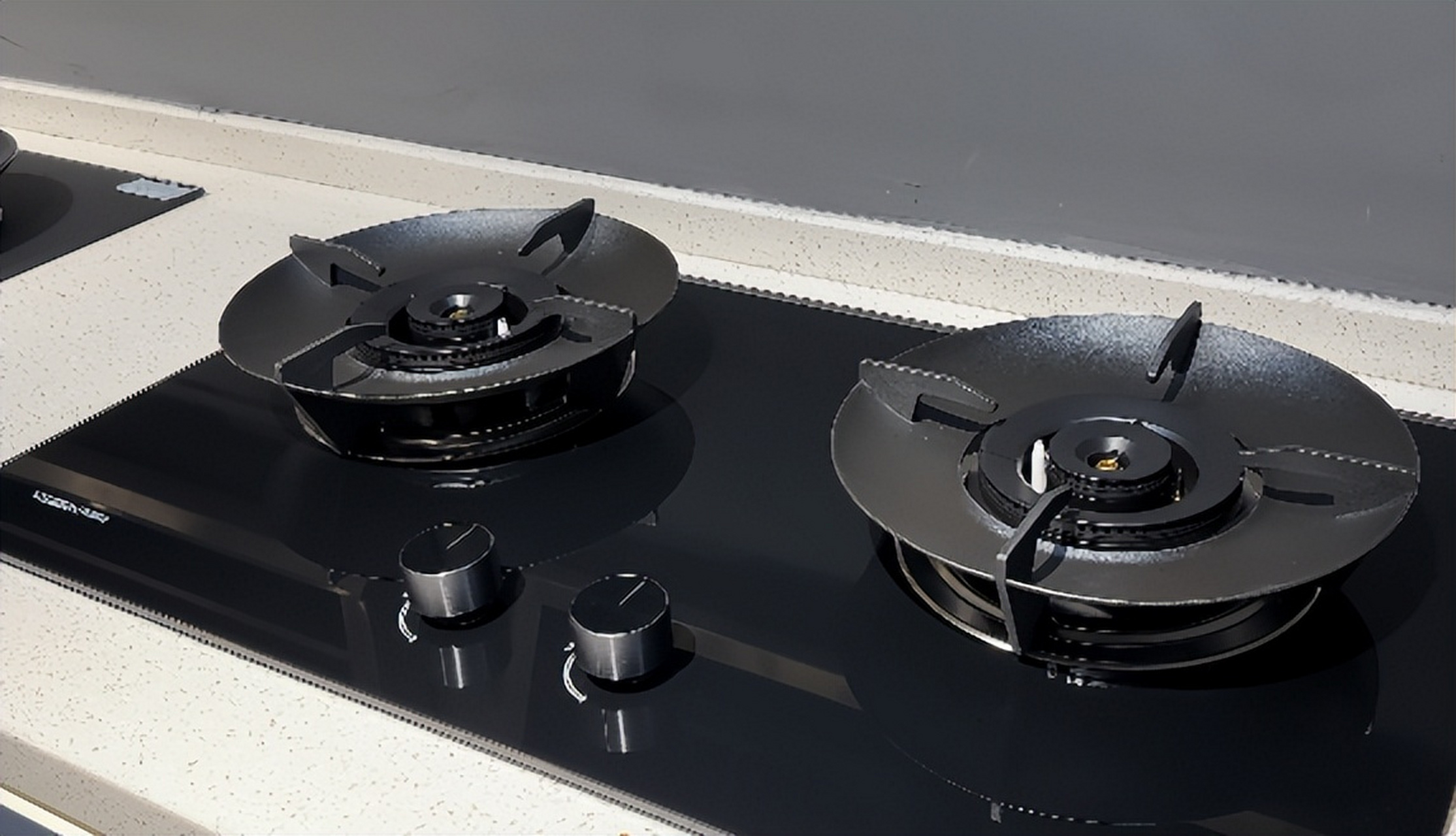 万事兴新品33b2燃气灶,延续万事兴实用与美学融合的设计理念,凝聚自研