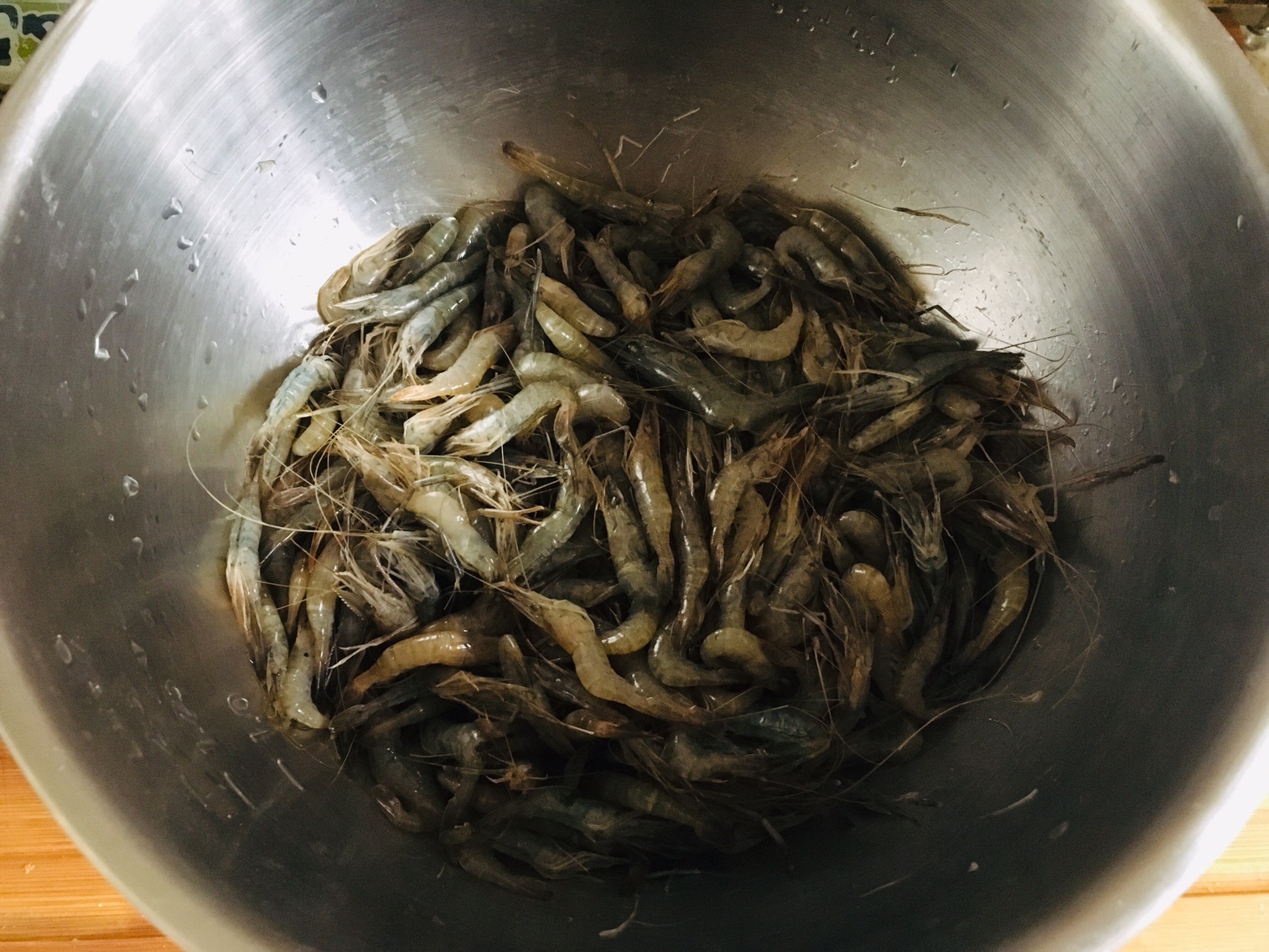 酥炸小河虾,一口咬下鲜香四溢,外脆内嫩,美味诱人,停不住手!