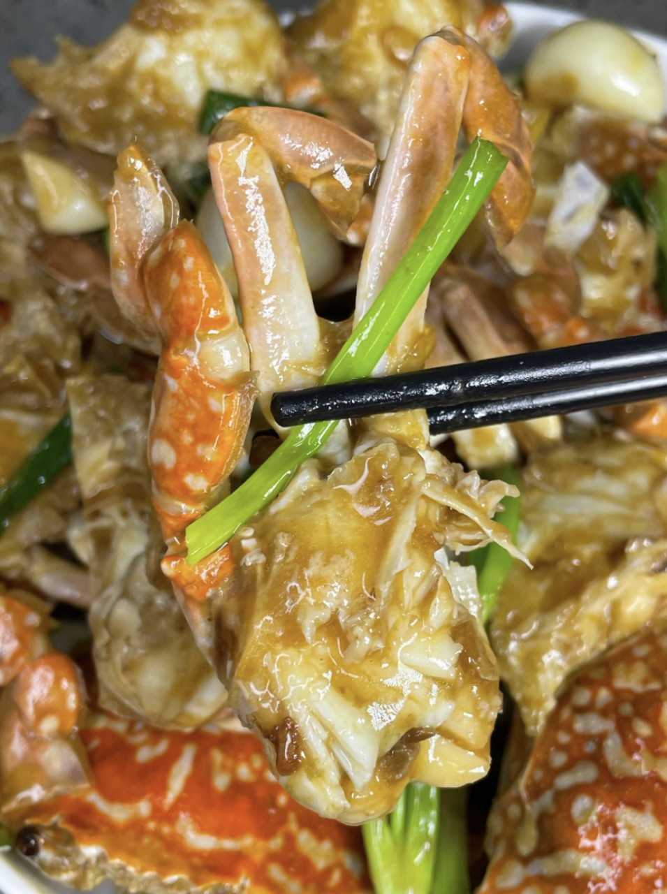 亲爱的朋友们,今天我要和大家分享一道让人欲罢不能的姜葱炒蟹!