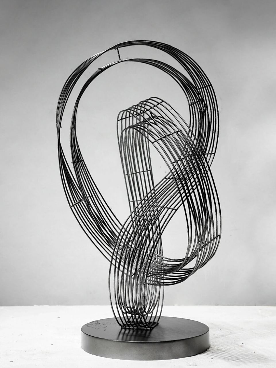 用铁线编织的飘带雕塑,令人惊叹不已!