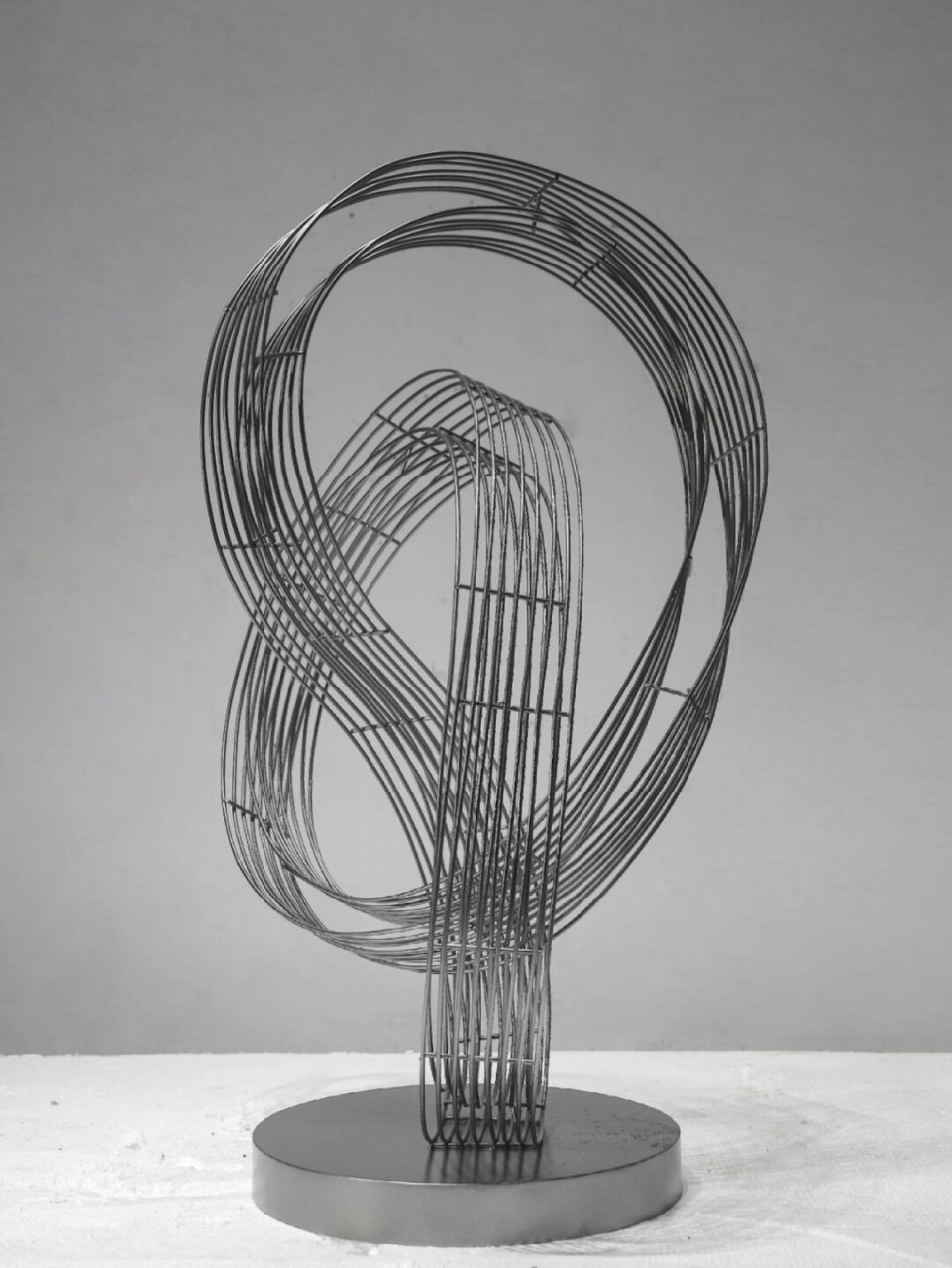 用铁线编织的飘带雕塑,令人惊叹不已!