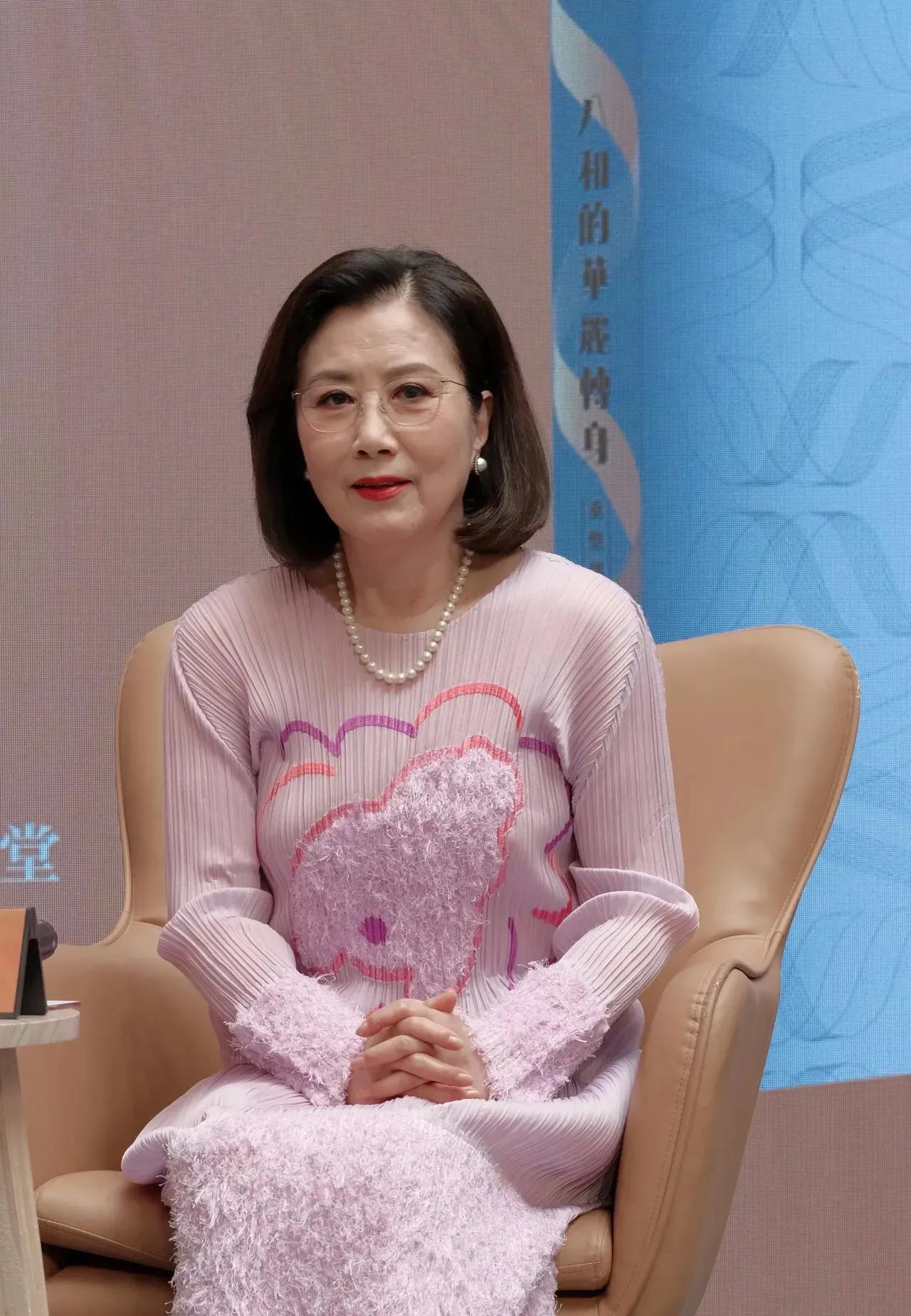 汪明荃76岁的不老女神气质与美丽并存 在娱乐圈中有些人的美丽是